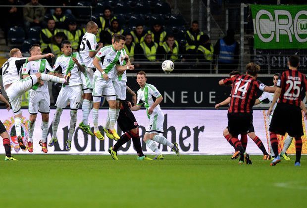 
                <strong>Eintracht Frankfurt - VfL Wolfsburg 1:2</strong><br>
                Doch die Eintracht kommt zurück. Nach einem Foul von Luiz Gustavo schnappt sich Alexander Meier den Ball und erzielt per sehenswertem Freistoß den 1:1-Ausgleich
              