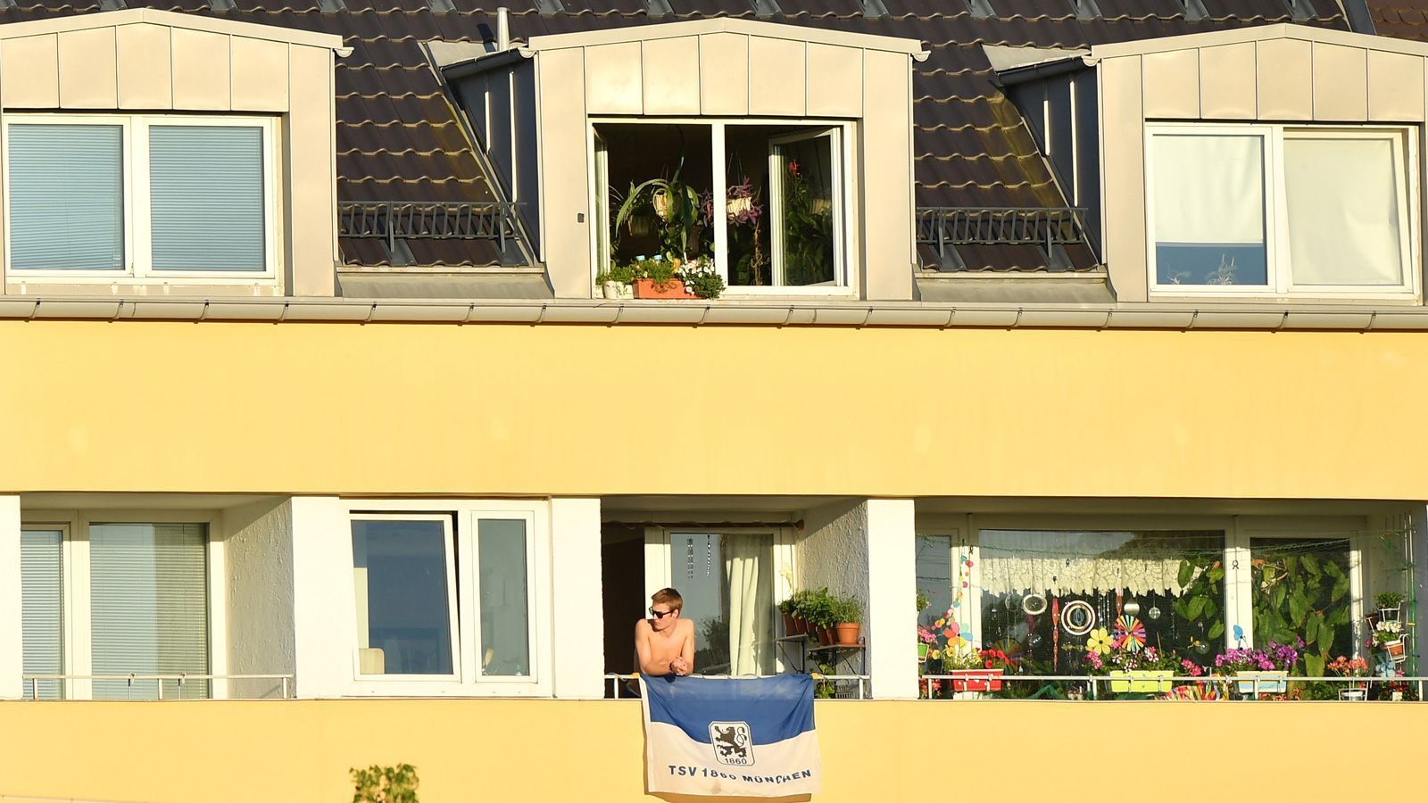 
                <strong>Münchner Derby: FC Bayern II vs. 1860 München</strong><br>
                Noch ein 1860-Fan auf den Balkonen mit Blick ins Grünwalder. Ob die Unterstützung hilft?
              