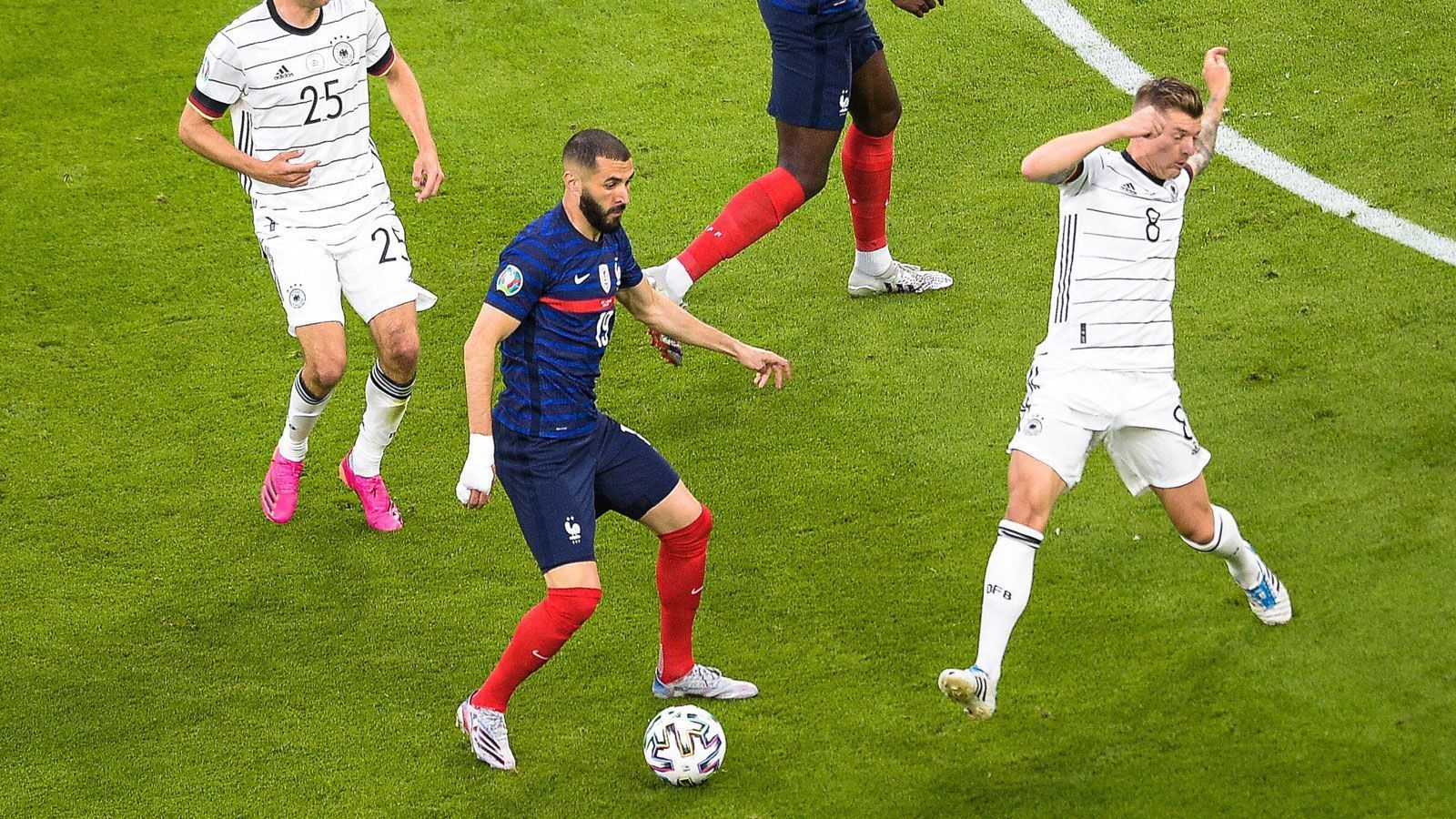 
                <strong>Karim Benzema (Frankreich)</strong><br>
                In der Offensive ohne Durchschlagskraft, arbeitet hier und da aber mit nach hinten und erkämpft so Bälle für sein Team. ran-Note: 4
              