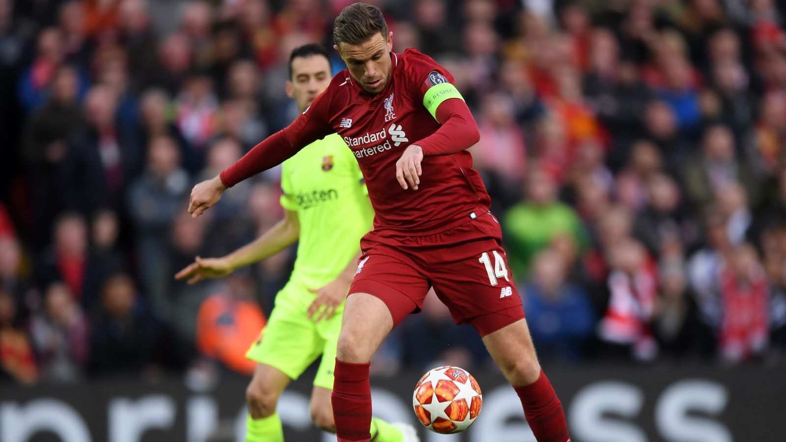 
                <strong>Jordan Henderson</strong><br>
                Antreiber im Pressingspiel der Gastgeber, überall auf dem Platz zu finden. Auch am 1:0 entscheidend beteiligt, als er sich gegen drei Gegenspieler durchsetzt und zum Torabschluss kommt, dessen Abwehr zur Vorlage für Origi wird. Schockmoment für Trainer Klopp und die Fans, als er in der ersten Halbzeit mit schmerzverzertem Gesicht liegen bleibt. Aber er kann weitermachen - und wie!  ran-Note: 1
              