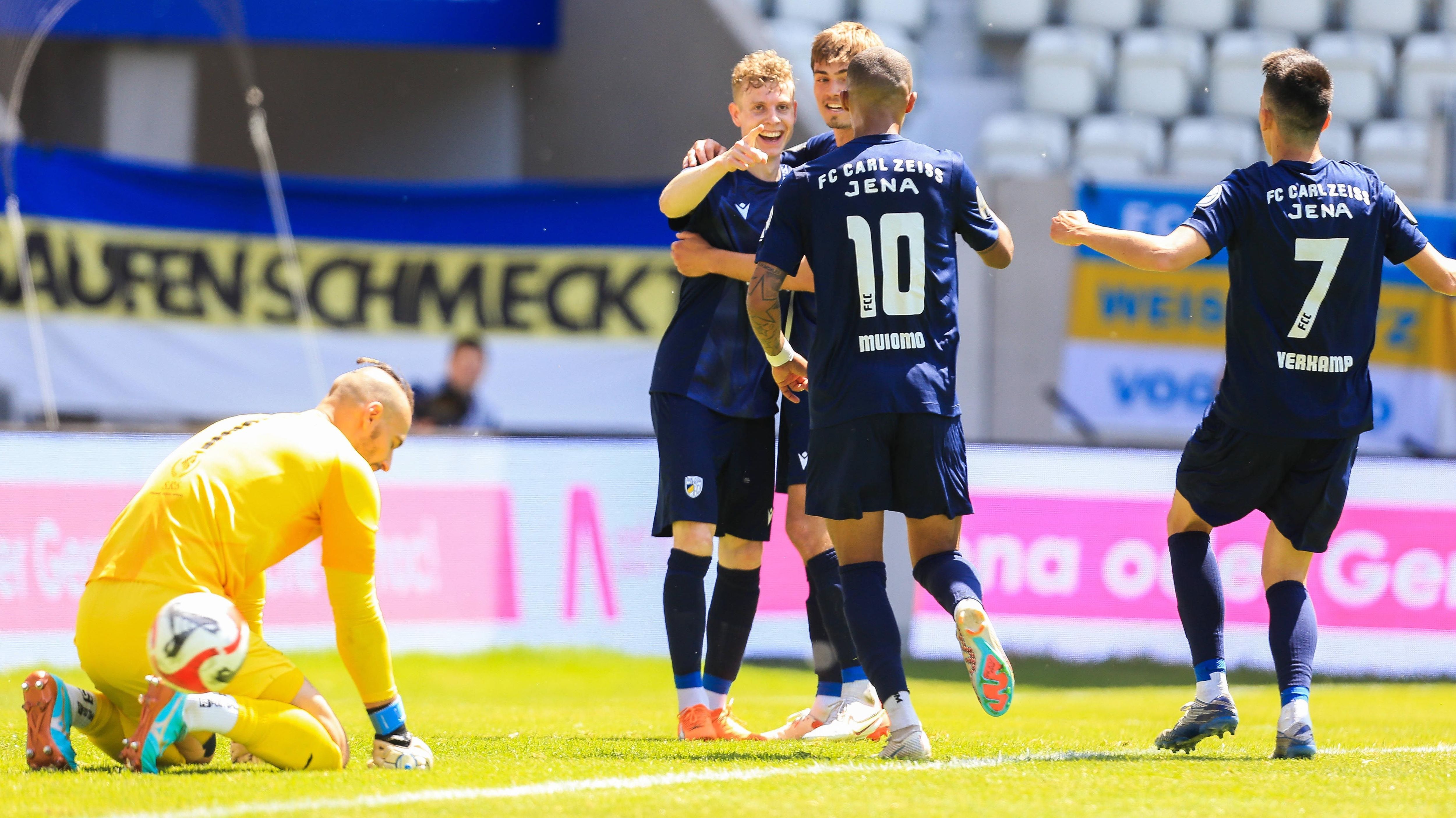 
                <strong>Thüringen: FC Carl Zeiss Jena</strong><br>
                Der FC Carl Zeiss Jena darf sich erneut über den Gewinn des Thüringenpokals freuen. Gegen den FSV Wacker Nordhausen gewann der Regionalligist hochverdient mit 4:2. Im letzten Jahr scheiterte Jena in der ersten Runde erst in der Nachspielzeit am VfL Wolfsburg - ob es diesmal für den ganz großen Coup reicht? 
              