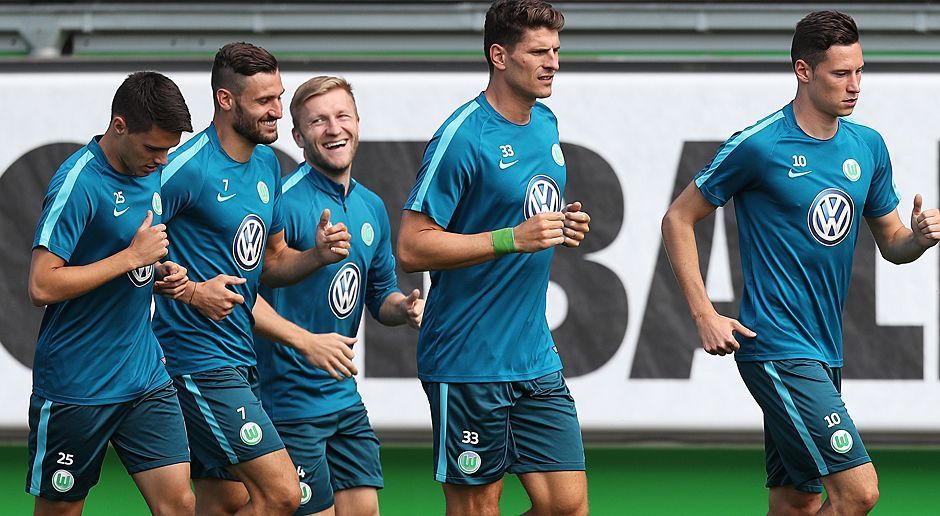 
                <strong>Platz 6: VfL Wolfsburg</strong><br>
                Großangriff oder Zusammenbruch? So richtig konnte sich Wolfsburg in der Sommerpause nicht entscheiden. Andre Schürrle, Max Kruse und Dante sind weg, Julian Draxler hat eigentlich keine Lust mehr auf den VfL. Dafür kam mit Mario Gomez ein echter Torgarant und mit hungrigen Spielern wie Yannick Gerhardt und Jeffrey Bruma neue Frische. Dazu kommen gestandene Bundesliga-Kicker wie Jakub Blaszczykowski und Daniel Didavi. Am Ende reicht es immerhin zu Platz sechs und dem Einzug in die Europa League.
              