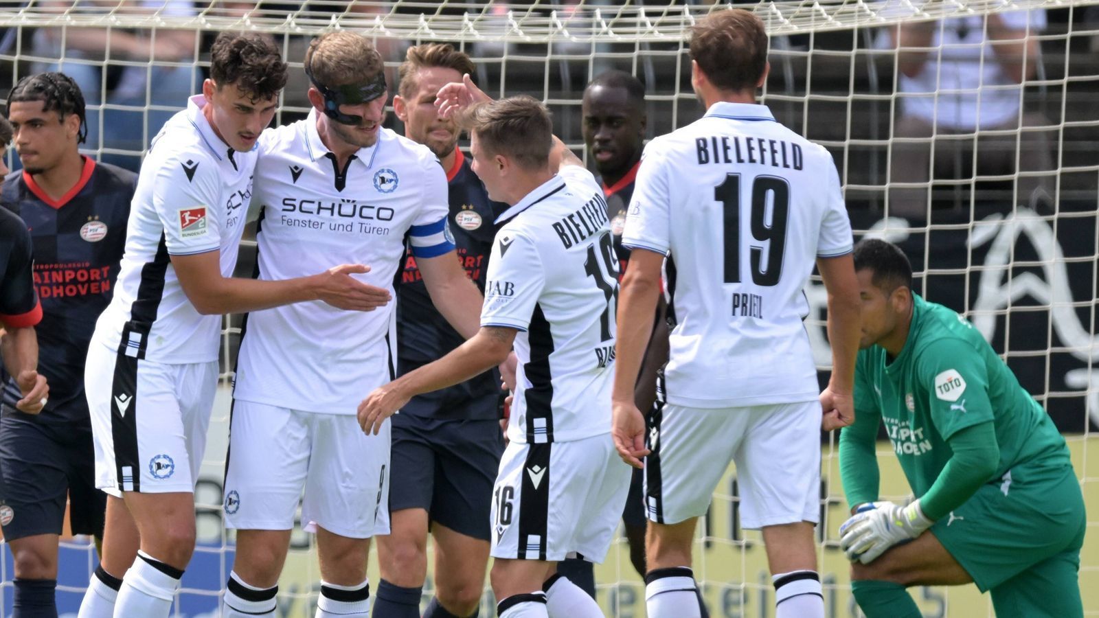 
                <strong>Arminia Bielefeld</strong><br>
                Der neue Trainer Uli Forte war in der Schweiz erfolgreich, führte den FC St. Gallen und den FC Zürich in die 1. Liga, wurde außerdem zweimal Schweizer Cupsieger. Klub-Ikone Fabian Klos bleibt der Mannschaft eine weitere Saison als Stürmer und Kapitän erhalten. Torhüter Stefan Ortega wechselte zu Manchester City und soll durch Ersatzkeeper Stefanos Kapino ersetzt werden. In Cedric Brunner (Schalke), Joakim Nilsson (St. Louis City), Amos Pieper (Bremen) und Patrick Wimmer (Wolfsburg) gingen noch vier weitere Leistungsträger. Dafür gilt Innenverteidiger Andres Andrade vom österreichischen Erstligisten LASK als Sofortverstärkung. Dem Bundesliga-Absteiger dürfte aufgrund der vielen Veränderungen zunächst ein Findungsprozess bevorstehen. ran-Prognose: Platz 3
              