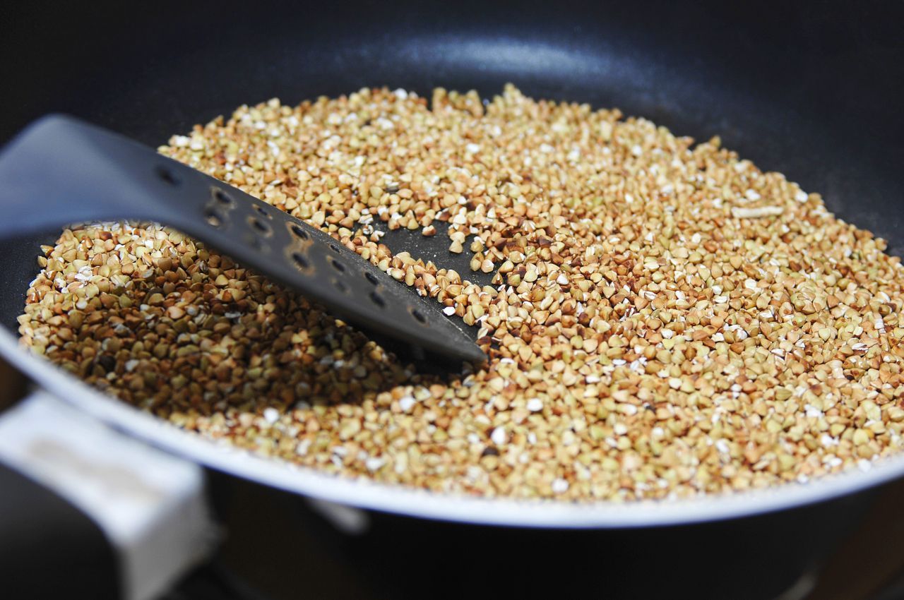 Eine weitere Option ist das Rösten des Buchweizens vor dem Kochen. Dadurch wird sein nussiger Geschmack verstärkt. Erhitze dazu eine trockene Pfanne auf mittlerer Hitze und röste den abgetropften Buchweizen etwa drei bis vier Minuten unter ständigem Rühren, bis er leicht goldbraun und duftend ist.