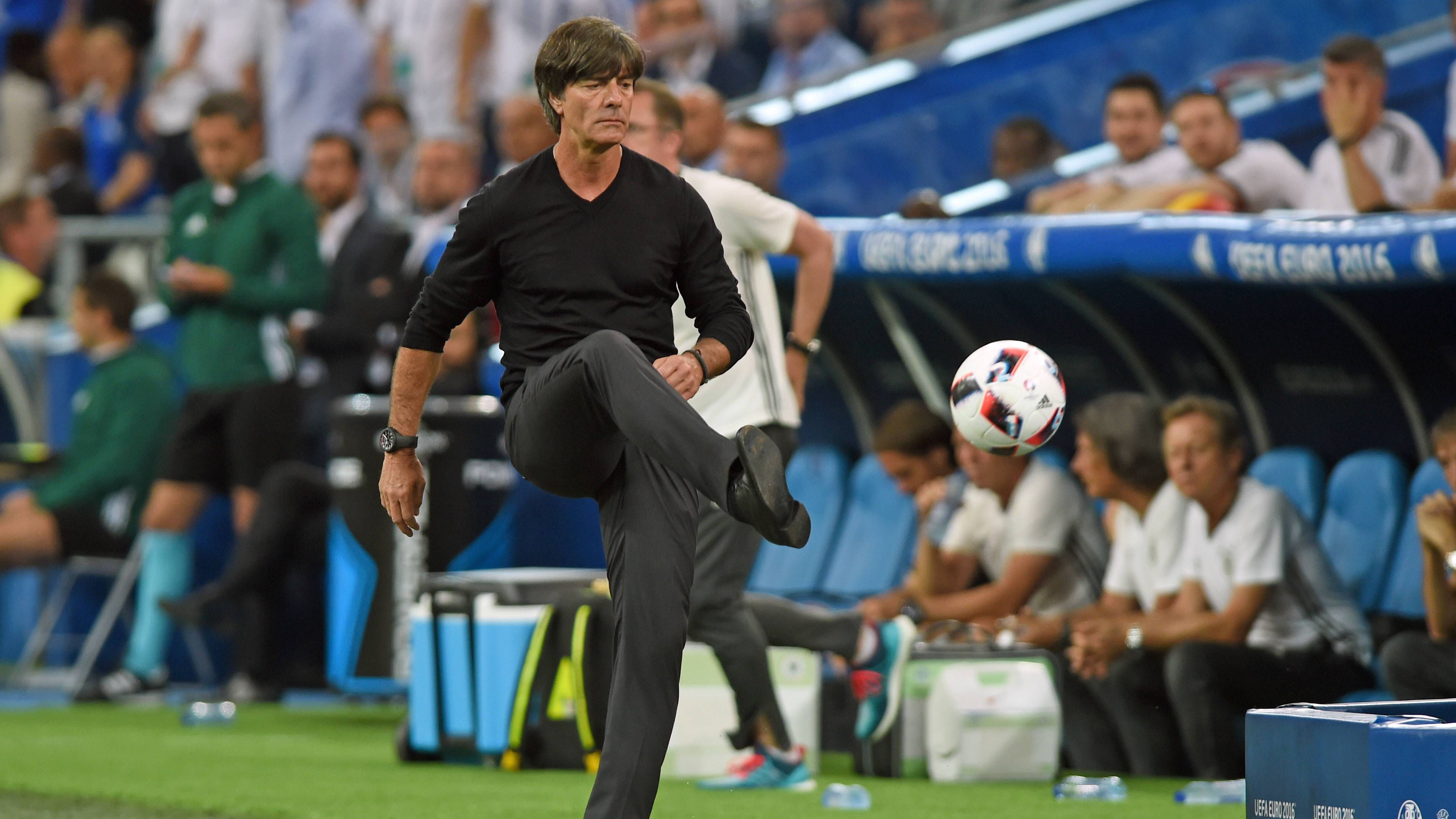 <strong>EM 2016: Löw hofft auf Double</strong><br>Als amtierender Weltmeister rechnete sich das DFB-Team mit Jogi Löw auch bei der EM 2016 Titelchancen aus. Auch ohne Philipp Lahm oder Miroslav Klose, die längst ihre Karriere beendet hatten. Bastian Schweinsteiger war zwar noch dabei, hatte seinen Zenit aber auch schon überschritten.