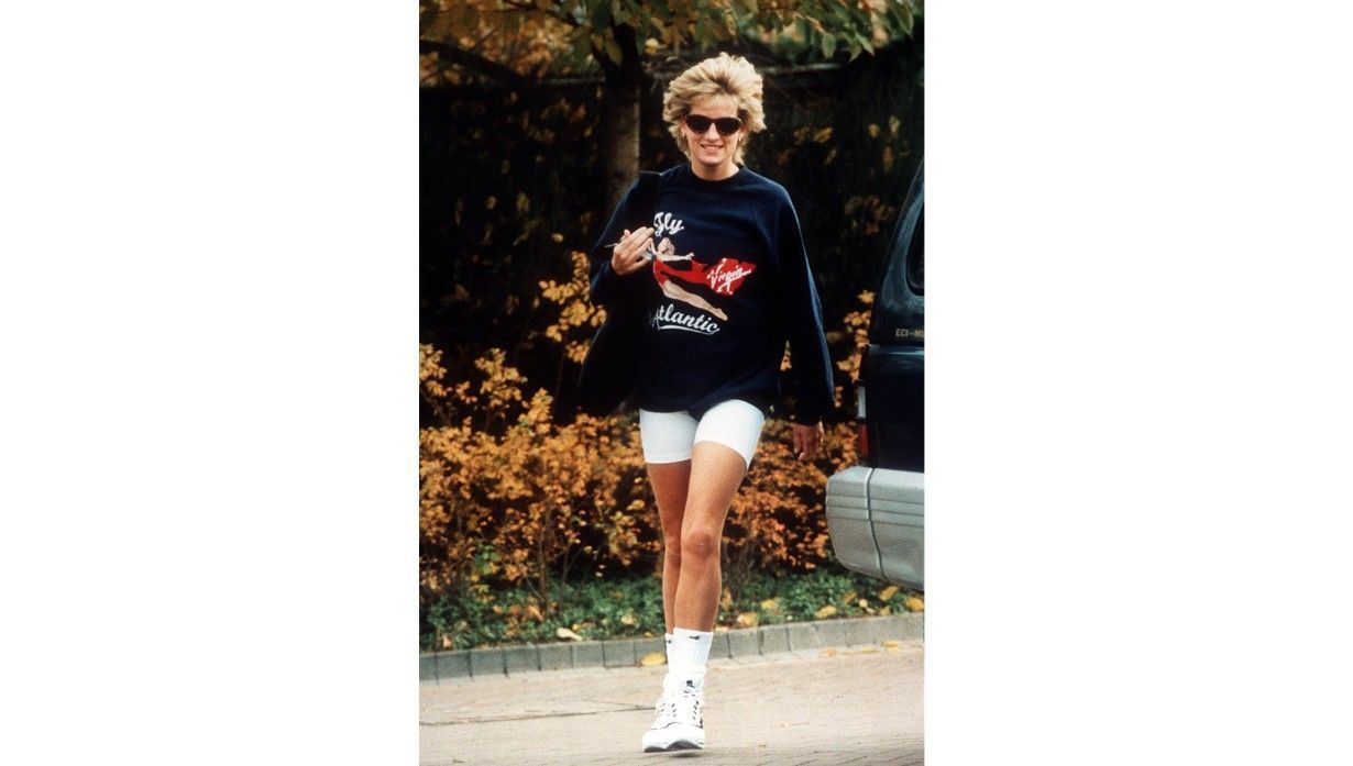 Radlerhose und Oversize-Sweatshirt: Dieser Diana-Look wird heute von unzähligen Trendsettern nachgestylt.