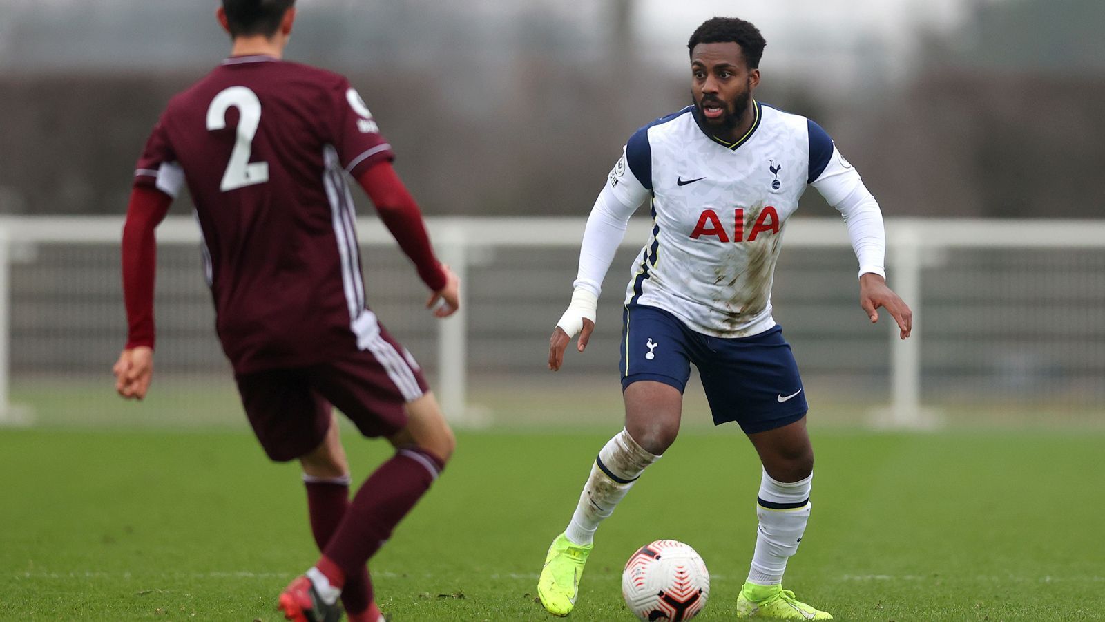 
                <strong>Danny Rose (Tottenham Hotspur)</strong><br>
                Seit 2007 steht der Außenverteidiger Danny Rose nun schon bei Tottenham Hotspur unter Vertrag, doch diese Ära dürfte noch in dieser Wintertransfer-Periode zu Ende gehen. Der 30-Jährige, der in der laufenden Saison noch zu keinem einzigen Einsatz unter Coach Jose Mourinho kam, hat keine Lust, seinen noch bis zum Sommer laufenden Vertrag auf der Tribüne abzusitzen. Stattdessen soll der Routinier laut dem Portal "talkSPORT" vor einem Wechsel in die Türkei stehen. Mit dem Süper-Lig-Klub Trabzonspor sei sich Rose bereits über einen Vertrag bis 2024 einig. Der Engländer war dem Bericht nach schon vor Ort, um die letzten Details zu klären. Bislang lief Rose 214 Mal für die Spurs auf, dabei gelangen dem Defensivmann zehn Treffer. Zudem kann er 29 A-Länderspiele für die "Three Lions" vorweisen.
              