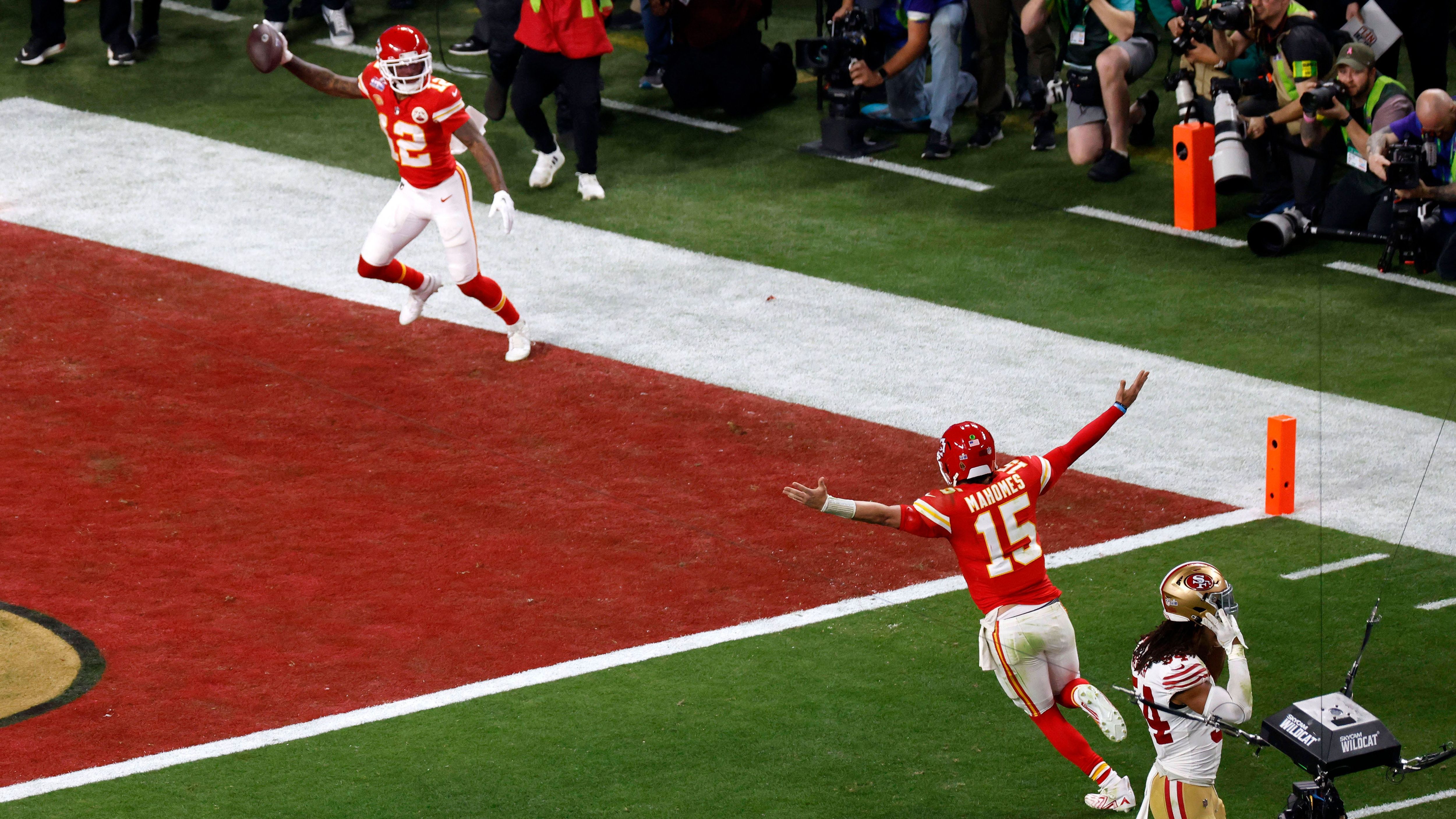 <strong>Chiefs gewinnen nach Overtime</strong><br>.... am Ende können aber doch die Chiefs jubeln. Ein Touchdown-Pass von Mahomes auf Hardman bringt die Entscheidung.