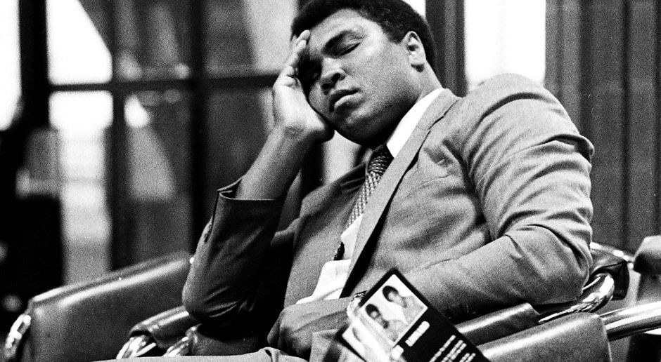 
                <strong>Muhammad Ali - Trevor Berbick</strong><br>
                12. November 1981 in Nassau/Bahamas: Ali - Trevor Berbick (Punktniederlage nach 10 Runden): Das Ende - bitterer, als es sich Alis Fans jemals hätten vorstellen können. Nachdem er seinen Titel im Februar 1980 in Las Vegas an Larry Holmes verloren hatte, stieg Ali zum letzten Mal als Profi in den Ring. Bereits schwer von seiner Krankheit gezeichnet, verlieh Ali dem Kampfmotto "Drama auf den Bahamas" eine unbeabsichtigte Bedeutung. Nach zehn Runden war es vorbei.
              