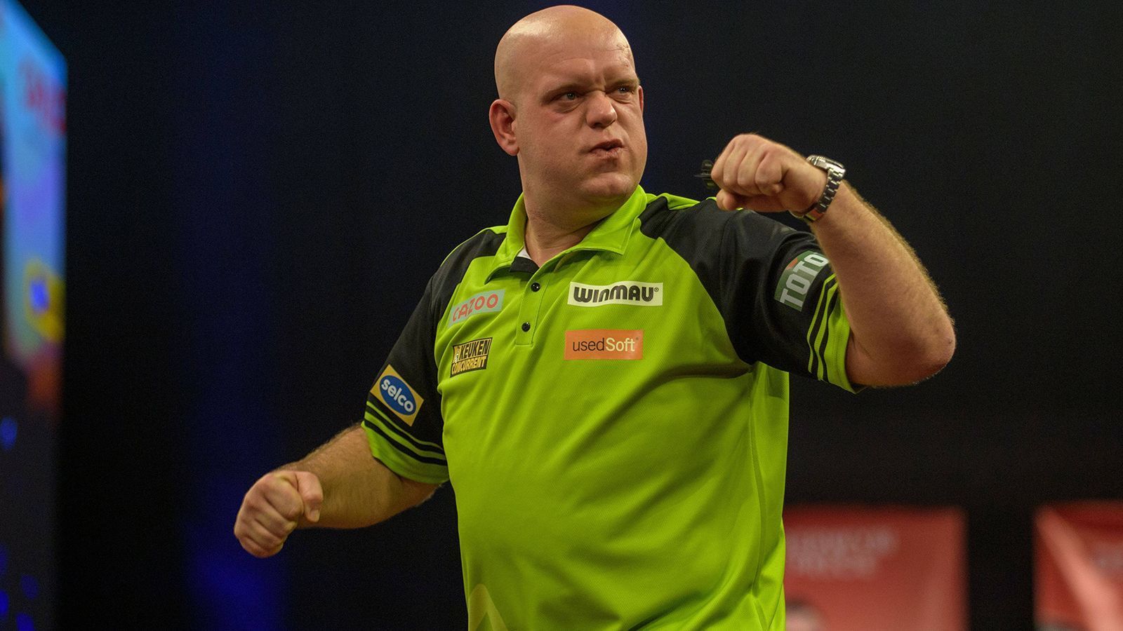 
                <strong>Michael van Gerwen</strong><br>
                Den Nimbus des "Unbesiegbaren" hat Michael van Gerwen längst verloren. 2022 fand der Niederländer, der sich bisher dreimal zum Weltmeister krönen konnte, aber wieder zu alter Stärke. Insgesamt konnte der 33-Jährige in diesem Jahr drei Major-Turniere, drei European-Tour-Turniere und die Premier League gewinnen. Nachdem er im vergangenen Jahr aufgrund eines positiven Coronatests in der dritten Runde aufgeben musste, ist "Mighty Mike" auf Wiedergutmachung aus. Und eines hat die Vergangenheit gezeigt: Wenn Michael van Gerwen etwas will, dann ist die Wahrscheinlichkeit groß, dass er es sich auch holt. Und in diesem Jahr soll es der vierte WM-Titel sein.
              