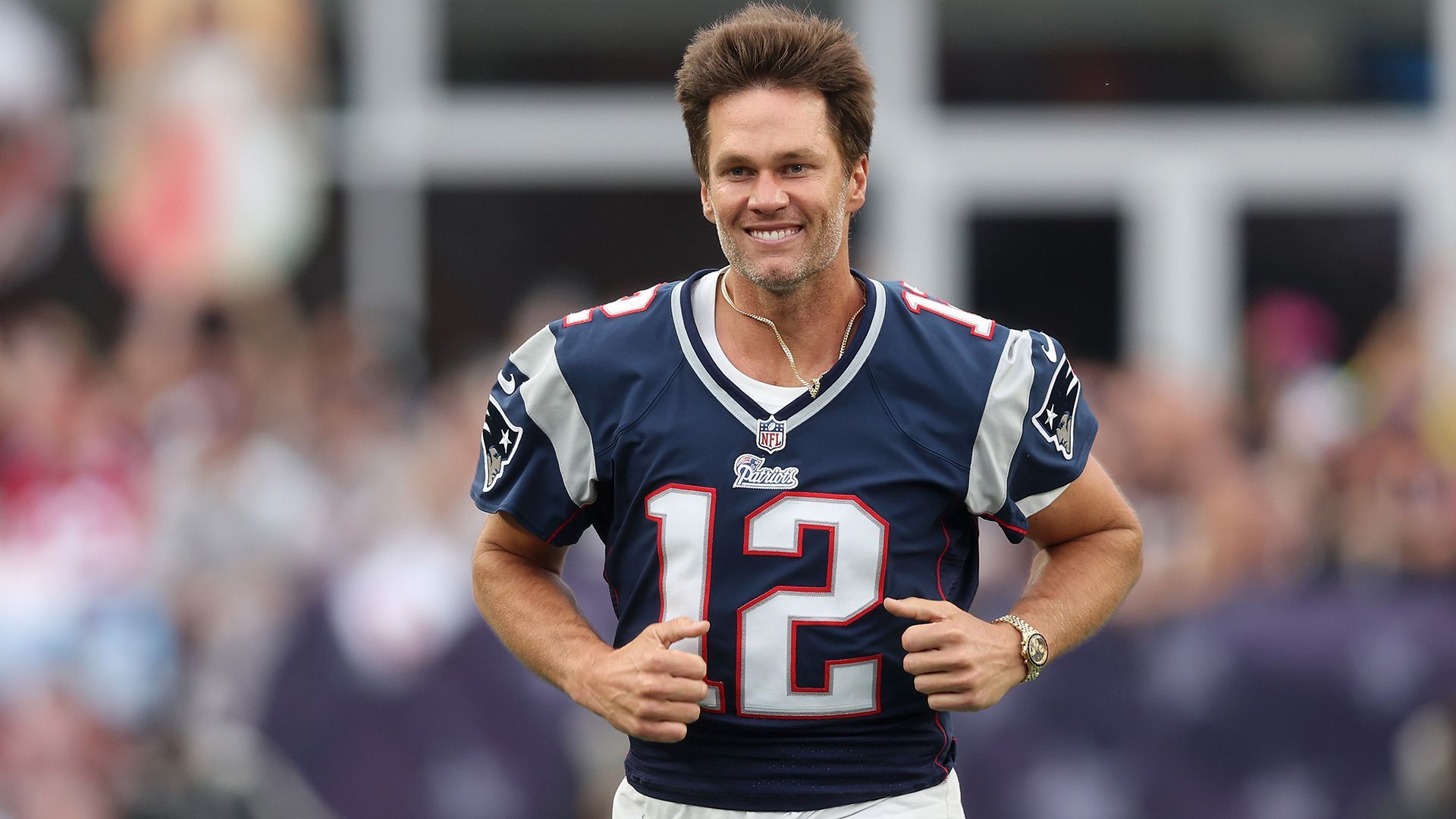 <strong>Tom Brady</strong><br>Ach, kommt schon! Dachtet ihr wirklich, wir lassen Tom Brady in dieser Auflistung raus? Was wäre das für eine Geschichte! Tom Brady, mittlerweile 46 Jahre alt, ersetzt seinen jahrelangen Konkurrenten, feiert sein zweites Comeback, läuft aufs Feld und kassiert in Woche drei gegen die Patriots eine 10:47-Niederlage. Man wird doch noch träumen dürfen …