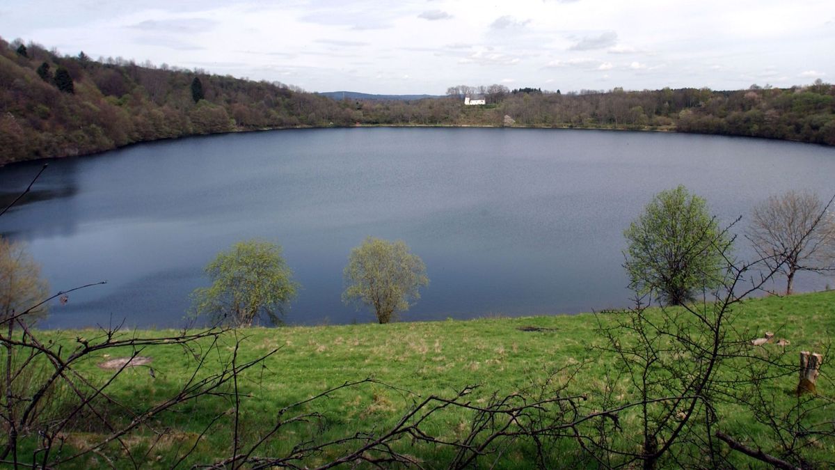 Unter einem Kratersee in der Eifel haben Kartlsruher Forschende eine Magmakammer entdeckt. 