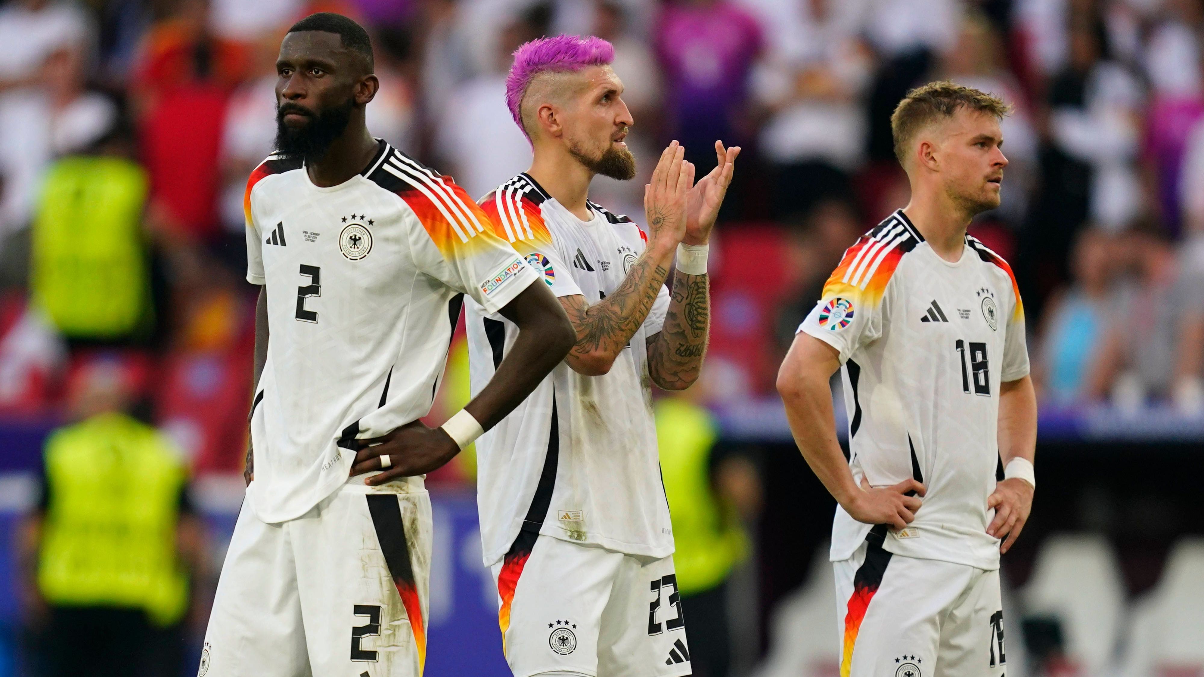 <strong>Antonio Rüdiger (Real Madrid)</strong><br>Einem Bericht der spanischen "Relevo" zufolge zieht es Rüdiger in die Wüste. Ein Abgang käme wohl erst für 2026 infrage. Dann läuft der Vertrag des gebürtigen Berliners bei den Königlichen aus. So könnte er nicht nur ein ordentliches Handgeld absahnen, sondern bis zur kommenden Weltmeisterschaft auf Top-Niveau spielen, um das Turnier als Leistungsträger bestreiten zu können.