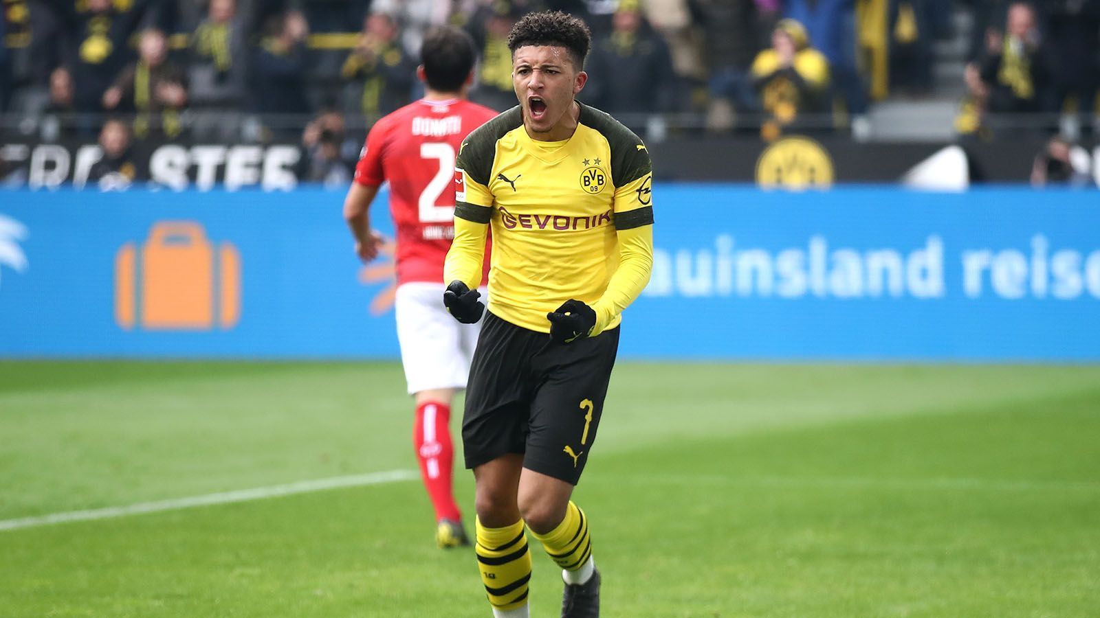 
                <strong>Jadon Sancho</strong><br>
                Freigeist im Dortmunder Spiel an diesem Abend. Tauscht mit Bruun Larsen immer wieder die Seiten. Starkes Dribbling und überragende Übersicht beim Lupfer auf Bruun Larsen (13.). Bringt den BVB mit starkem Dropkick nach Flanke Götze in Führung (17.) und schnürt in der 24. Minute seinen Doppelpack. Nach der Pause ohne nennenswerte Offensivaktionen. ran-Note: 2
              