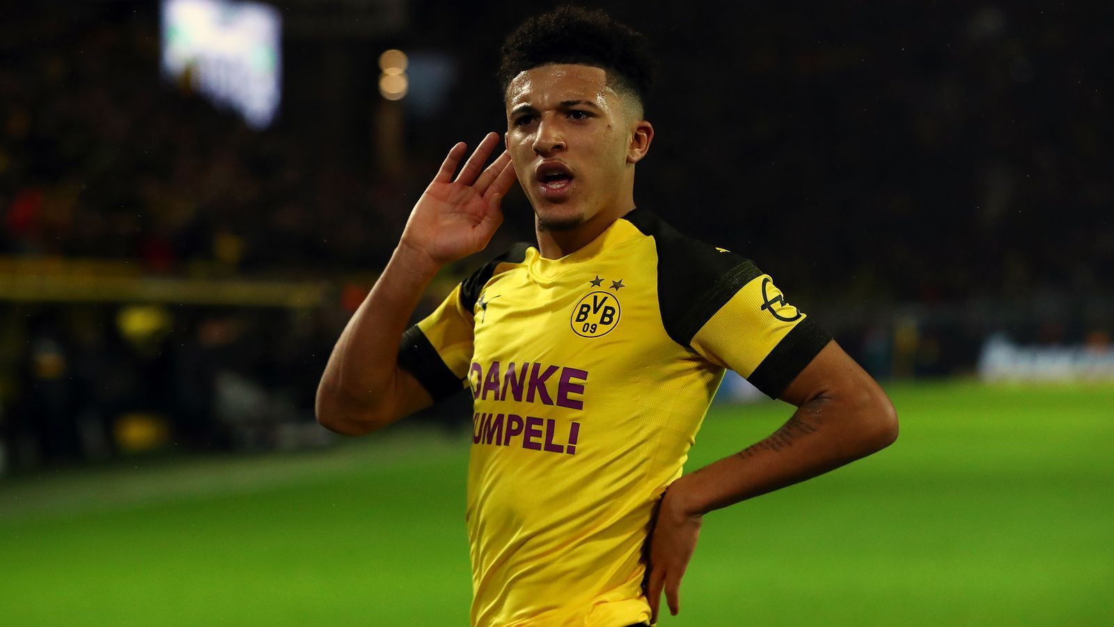 
                <strong>Jadon Sancho (verkauft an Borussia Dortmund)</strong><br>
                Mit dem englischen Neu-Nationalspieler Jadon Sancho gelang Borussia Dortmund im Juli 2017 ein Supercoup. Der heute erst 18-Jährige kam für kolportierte 10,1 Millionen Euro Ablöse aus dem Nachwuchs der Citizens zum BVB und startete dort nahezu problemlos durch. Für die Profis der Citizens spielte der englische U17-Weltmeister kein einziges Mal, beim BVB hingegen schon 36 Mal (acht Tore, 14 Vorlagen) und war zuletzt ein ganz wichtiger Faktor beim Bundesliga-Tabellenführer für die hervorragende Hinrunde im Herbst 2018. Im Herbst verlängerte Sancho dann auch seinen Vertrag in Dortmund bis 2022.
              