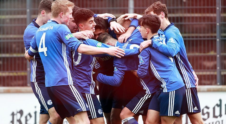 
                <strong>U19-Bundesliga West</strong><br>
                Dass der FC Schalke 04 bei den A-Junioren die West-Staffel gewinnt, ist eigentlich schon so gut wie sicher. Die "Knappen" führen die Tabelle bei noch drei ausstehenden Partien mit sechs Punkten Vorsprung an. Um den zweiten Halbfinalplatz wird aber noch gerungen. Im Moment hat der BVB um Top-Torjäger Emre Aydinel mit drei Punkten Vorsprung die Nase gegenüber dem VfL Bochum vorne.
              
