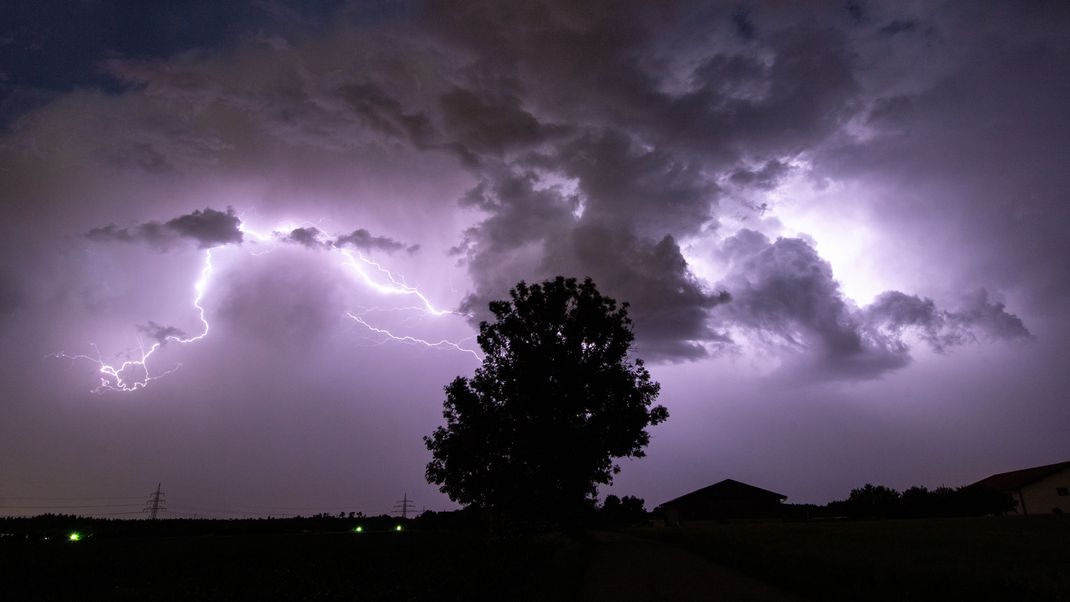 Ein Tief zieht nach Deutschland und bringt heftige Unwetter mit sich.