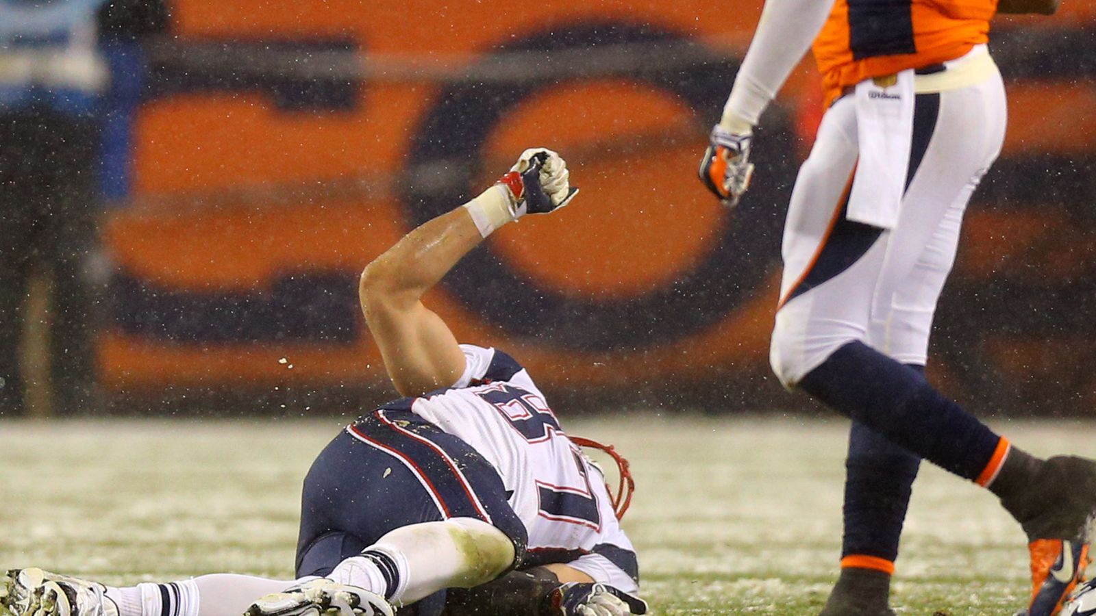
                <strong>2015: Kniestauchung</strong><br>
                In den Spielzeiten 2013/14 und 2014/15 bleibt Gronkowski verletzungsfrei und gewinnt mit den New England Patriots 2015 den Super Bowl. In Week 12 der Saison 2015/16 verstaucht sich Gronk im Spiel bei den Denver Broncos das Knie und fällt eine Woche aus.
              