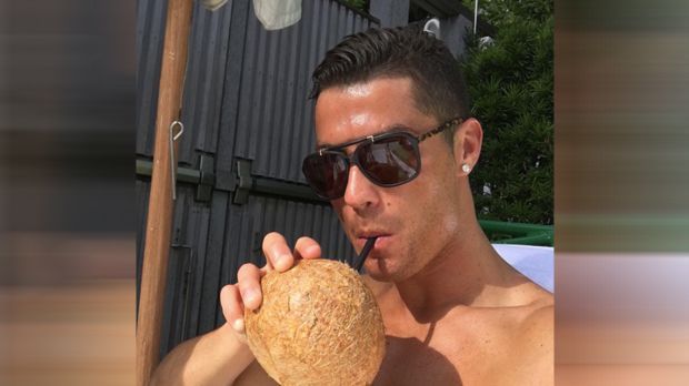 
                <strong>Cristiano Ronaldo</strong><br>
                Ganz nach dem Vorbild von Boateng lässt es sich auch Weltfußballer Cristiano Ronaldo über die Feiertage so richtig gut gehen. Statt Glühwein scheint in diesem Jahr wohl Kokosmilch das neue In-Getränk für Weihnachten zu sein.
              
