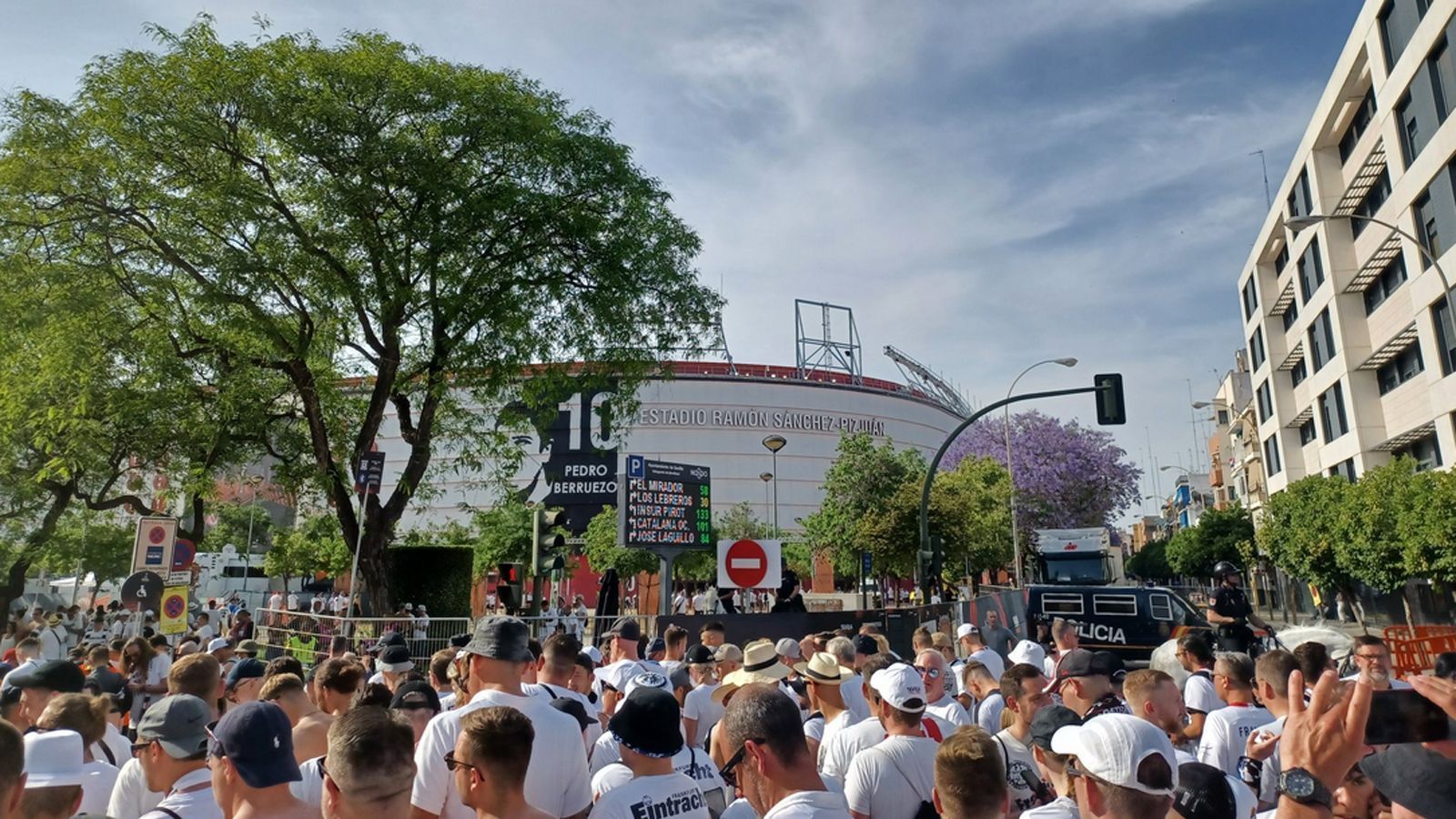 
                <strong>Am Stadion</strong><br>
                Mittlerweile sind viele Fans am Stadion in Sevilla angekommen - von den 50.000 werden es jedoch nicht alle ins Estadio Ramon Sanchez Pizjuan schaffen.
              