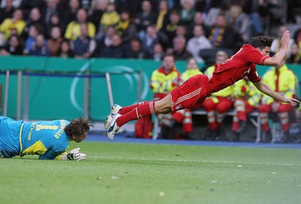 
                <strong>Pokal 11/12</strong><br>
                Dann fliegt Mario Gomez über Torhüter Weidenfeller. Es gibt Elfmeter für die Bayern. Trotzdem gewinnt Dortmund das Finale mit 5:2
              