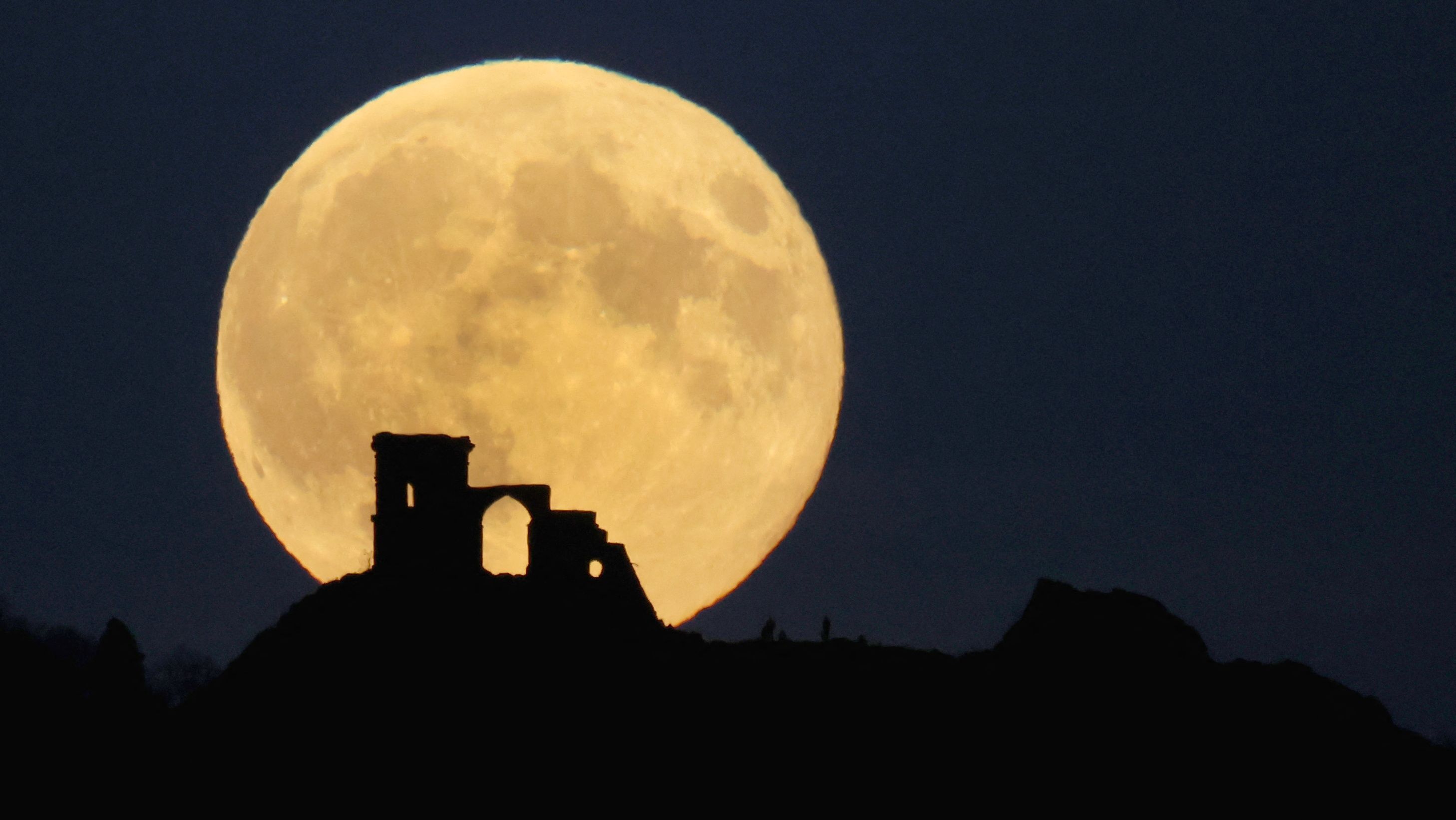 Der Supermond über Mow Cop Castle in Mow Cop, Großbritannien.