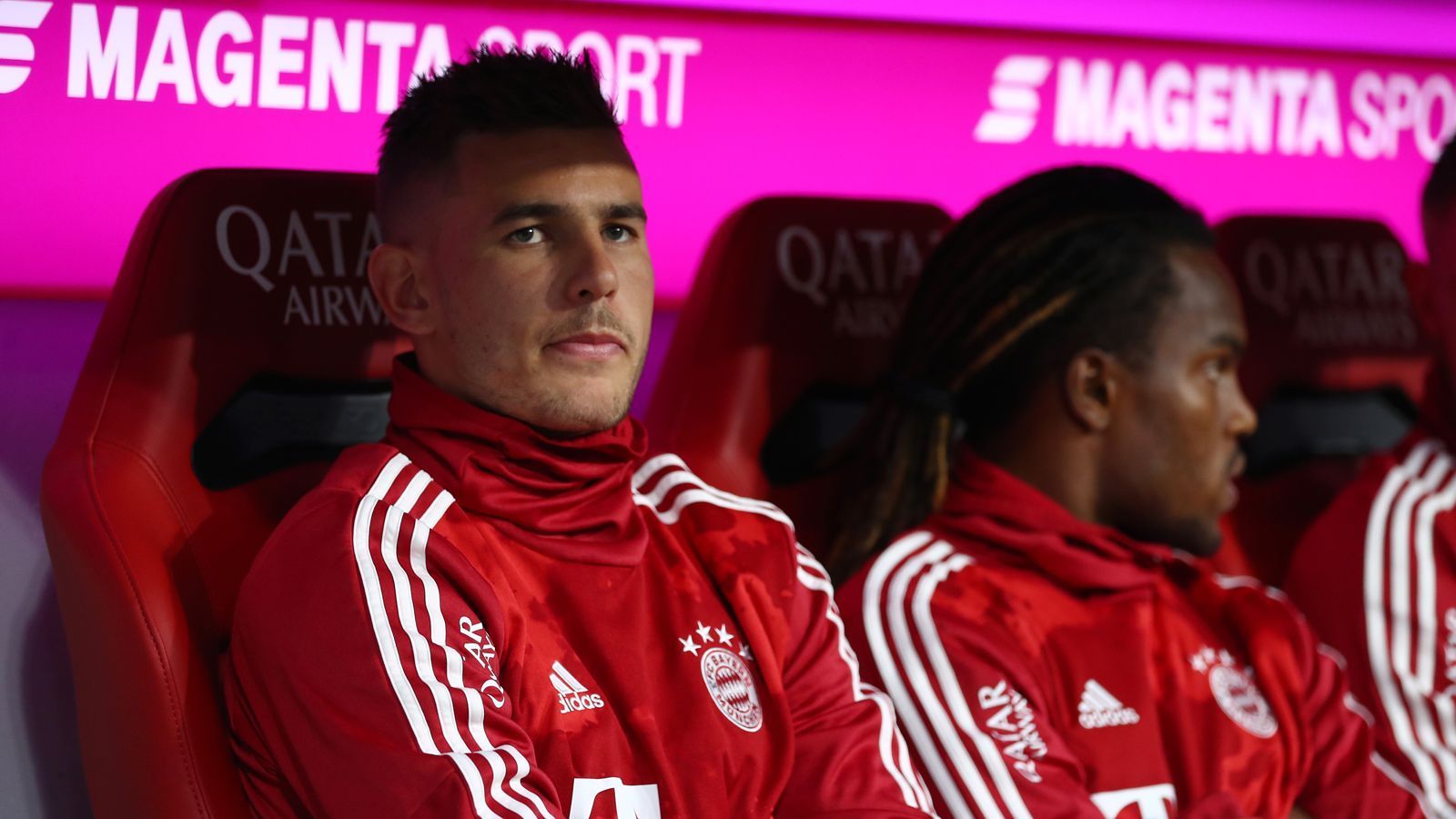 
                <strong>Lucas Hernandez</strong><br>
                Mit dem Transfer von Lucas Hernandez setzte der FC Bayern München vor Saisonbeginn einen neuen Meilenstein in der deutschen Fußball-Geschichte. Mit einer Ablösesumme von 80 Millionen Euro ist der Verteidiger der mit Abstand teuerste Neuzugang der Bundesliga-Historie. Sportlich angekommen, ist der 24-Jährige, der von Atletico Madrid an die Isar wechselte, in Deutschland aber bis heute nicht. Wegen eines Innenbandrisses im Sprunggelenk verpasste der Defensivmann einen Großteil der Hinrunde und war auch im weiteren Saisonverlauf nur selten in der Bayern-Startelf. Trotz Vertrages bis 2024 soll Hernandez Gerüchten zufolge auch schon wieder auf dem Absprung bei den Münchnern sein - Paris St. Germain möchte ihn wohl als Nachfolger von Thiago Silva verpflichten.
              