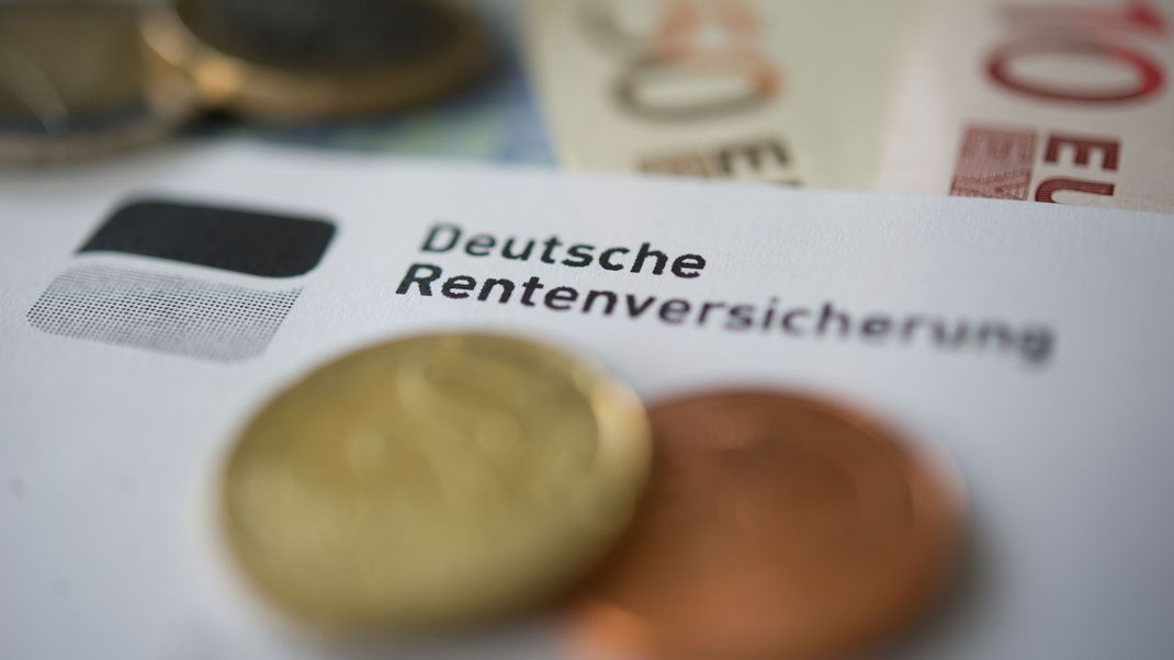 Die Renten steigen zum 1. Juli in Westdeutschland um 4,39 Prozent und in den neuen Bundesländern um 5,86 Prozent. Damit rutschen rund 109.000 Ruheständler:innen in die Pflicht, zur Abgabe einer Steuererklärung.