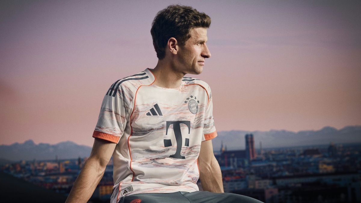 Thomas Müller im neuen Auswärtstrikot