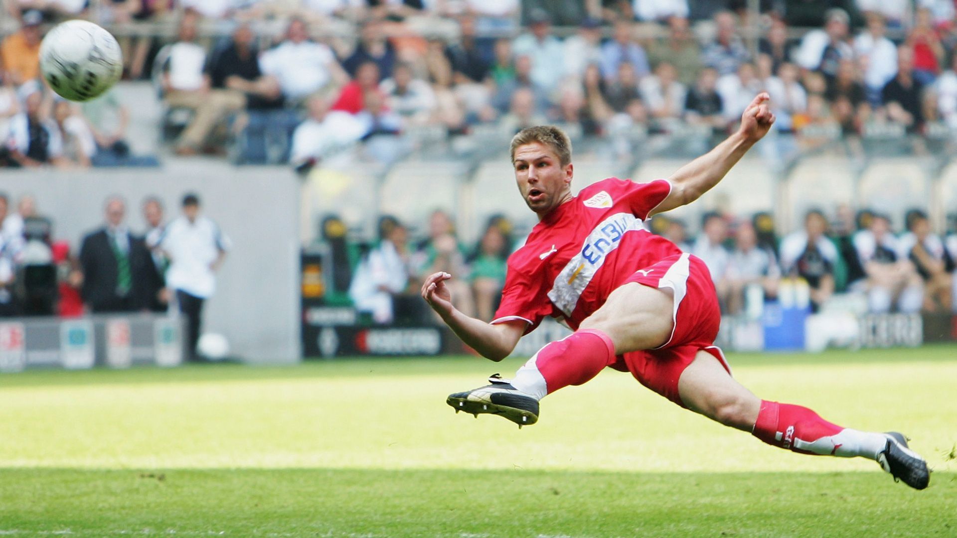 
                <strong>Mittelfeld: Thomas Hitzlsperger</strong><br>
                Die linke Klebe der Schwaben. Thomas "Mr. Hammer" Hitzlsperger kam 2005 von Aston Villa zum VfB - und wurde sofort zum Leistungsträger. Unvergessen sein Kracher zum zwischenzeitlichen 1:1 am letzten Spieltag 2007 gegen Cottbus, als der VfB am Ende mit einem 2:1 den Titel klarmachte. Hitzlsperger stand auf dem Platz für Einsatz bis an die Schmerzgrenze und Sportsgeist, abseits des Feldes für einen reflektierten Blick auf das Fußballgeschäft. Inzwischen ist er Vorstandsvorsitzender des VfB.
              