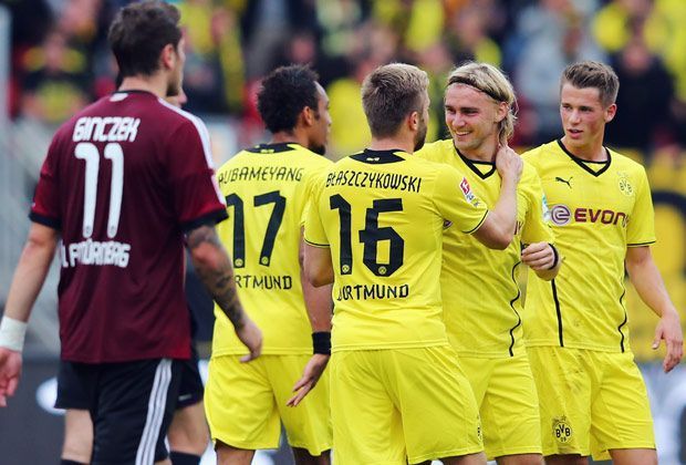 
                <strong>1. FC Nürnberg - Borussia Dortmund 1:1</strong><br>
                Mit einem herrlichen Freistoß-Treffer bringt Marcel Schmelzer die Gäste in Führung. Da darf sich der Linksverteidiger über die Glückwünsche seiner Teamkollegen um Jakub Blaszczykowski freuen
              