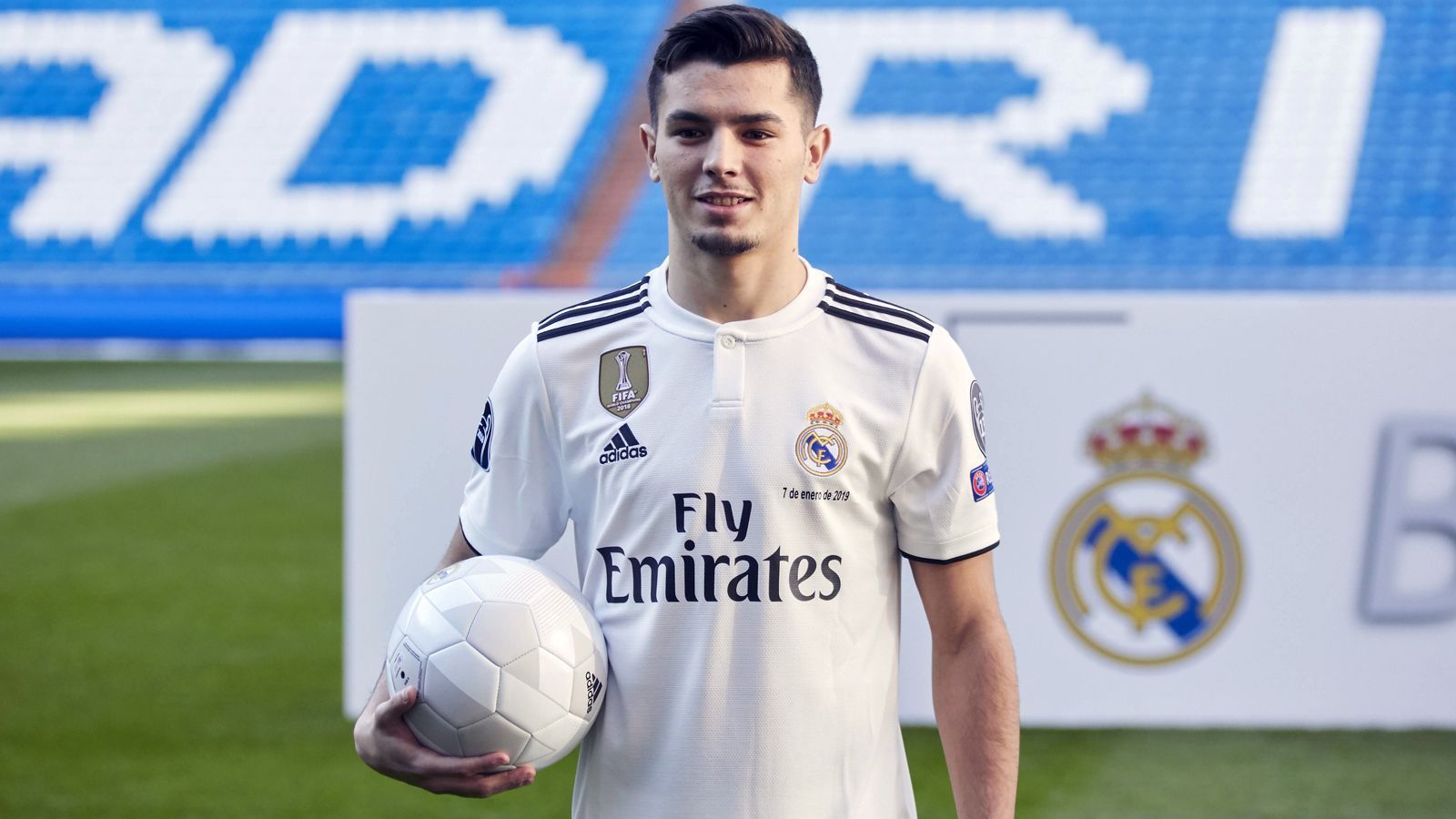 
                <strong>Brahim Diaz (verkauft an Real Madrid)</strong><br>
                Mit 19 Jahren hatte der junge Spanier Brahim Diaz offenbar genug davon zu warten. Nachdem das Talent aus Malaga bei den ManCity-Profis nur 15 Mal zum Einsatz kam, wechselte er Anfang 2019 zu Real Madrid, wo er einen Vertrag bis 2025 unterschrieb. Für diesen Deal sollen inklusive möglicher Bonuszahlungen ungefähr 24,5 Millionen Euro Ablöse an den amtierenden englischen Meister geflossen sein bzw. künftig noch fließen. "Ich fühle mich bereit", sagte der offensive Mittelfeldspieler Diaz bei seiner offiziellen Vorstellung in Madrid. Im Herbst kam er für ManCity lediglich im Ligapokal regelmäßig zum Einsatz, in der Premier League bzw. Champions League hingegen gar nicht.
              