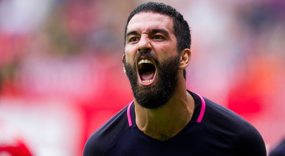 
                <strong>Arda Turan (Vom FC Barcelona zum FC Arsenal)</strong><br>
                Seit seinem Wechsel zum FC Barcelona konnte sich der Türke nie wirklich durchsetzen. In der laufenden Saison stand der 30-Jährige nur zwölfmal über 90 Minuten auf dem Platz. Trotz eines Vertrags bis 2020 wird Turan die Katalanen wohl im Sommer verlassen. Als größte Interessenten gelten Neapel und Arsenal.ran-Prognose: Während der Abgang von Alexis Sanchez so gut wie fest steht, ist auch ein Verbleib von Mesut Özil bei Arsenal fraglich. Turan soll rund 30 Millionen Euro kosten und ist somit erschwinglich. Für Turan spricht, dass er als Linksaußen (als Sanchez-Ersatz) und auch im offensiven Mittelfeld (als Özil-Ersatz) zum Einsatz kommen kann.
              