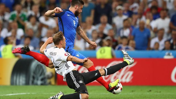 
                <strong>Benedikt Höwedes (Deutschland)</strong><br>
                Benedikt Höwedes (Deutschland): Im EM-Halbfinale 2016 gegen starke Franzosen hatte die deutsche Defensive alle Hände und Füße voll zu tun. Immer wieder mussten die DFB-Abwehrrecken Kopf und Kragen riskieren, um ein Gegentor zu verhindern. Das klappte für Benedikt Höwedes, der beim Stand von 0:0 alles reinwerfen musste, um einen Schuss von Olivier Giroud gerade noch blocken zu können. Geholfen hat es am Ende nichts, Deutschland schied nach zwei Toren von Antoine Griezmann aus.
              