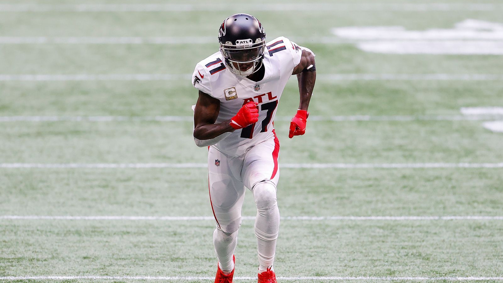 
                <strong>Die Titans erhalten ...</strong><br>
                &#x2022; Julio Jones (Wide Receiver, 32 Jahre)<br>&#x2022; einen Sechstrundenpick 2023<br>
              