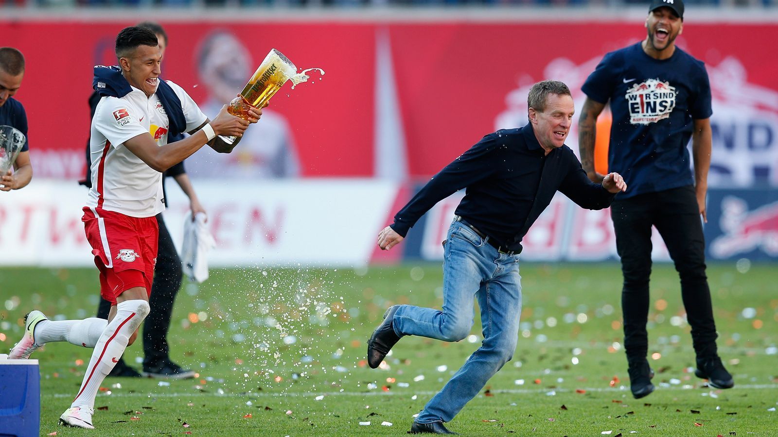 
                <strong>Saison 2015/16: 2. Bundesliga</strong><br>
                "Lass' das mal den Papa machen!" Nach diesem Motto endete die Trainersuche der Leipziger im Sommer 2015. Und so sprang Sportdirektor Ralf Rangnick für ein Jahr ein - und hatte richtig Erfolg! Mit dem heute bekannten Pressingfußball und teuren, sehr guten Verstärkungen wie Davy Selke (li., jetzt Hertha BSC) oder Peter Gulacsi (Salzburg) marschierten die Leipziger schon im Herbst 2015 in Richtung Bundesliga. Vom 11. Spieltag an waren die Leipziger bis zum Saisonende durchgehend auf einem der ersten drei Plätze. Schlussendlich reichten der Rangnick-Elf 67 Punkte, um als Zweiter hinter dem SC Freiburg in die Bundesliga aufzusteigen. Stürmer Selke trug als erfolgreichster Leipziger Torschütze zehn Treffer zum nächsten Aufstieg der Sachsen bei.
              