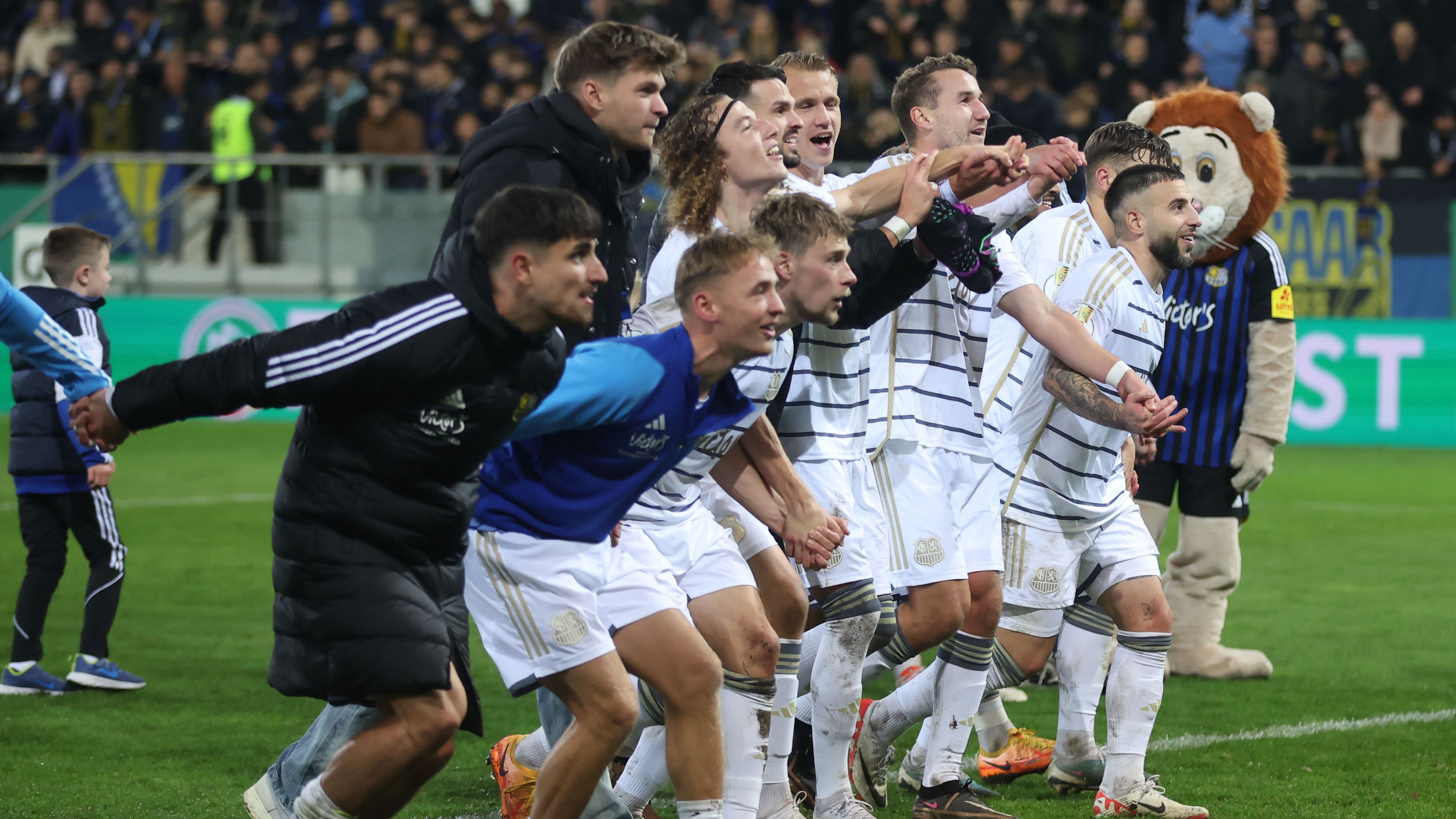 <strong>Die Bezwinger des FC Bayern im DFB-Pokal: So weit kamen sie danach</strong><br>Der 1. FC Saarbrücken hat die Sensation geschafft und den FC Bayern in der 2. Pokalrunde bezwungen. Der FCS reiht sich damit ein in die Riege der wenigen Teams, die seit 2000 die Bayern ausschalten konnten. <em><strong>ran</strong></em> zeigt, wie weit diese Mannschaften anschließend kamen. In die Wertung fließen alle Teams ein, die die Bayern im Viertelfinale oder früher ausschalten konnten.&nbsp;