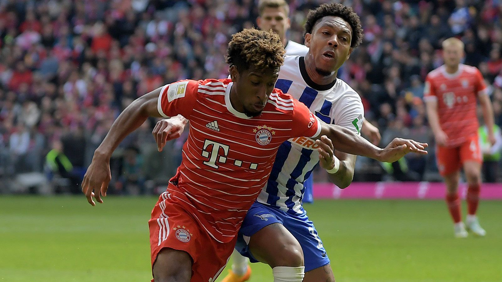 
                <strong>Kingsley Coman</strong><br>
                Auffälligster Münchner, viel unterwegs und immer anspielbar. Allerdings einige schwache Flanken. Fordert nach leichtem Kontakt mit Mittelstädt Elfmeter (27.), den er zu Recht nicht bekommt. Scheitert mehrfach an Christensen (35., 78.), ehe er ihn doch noch zum 2:0 überwindet (79.). ran-Note: 2
              