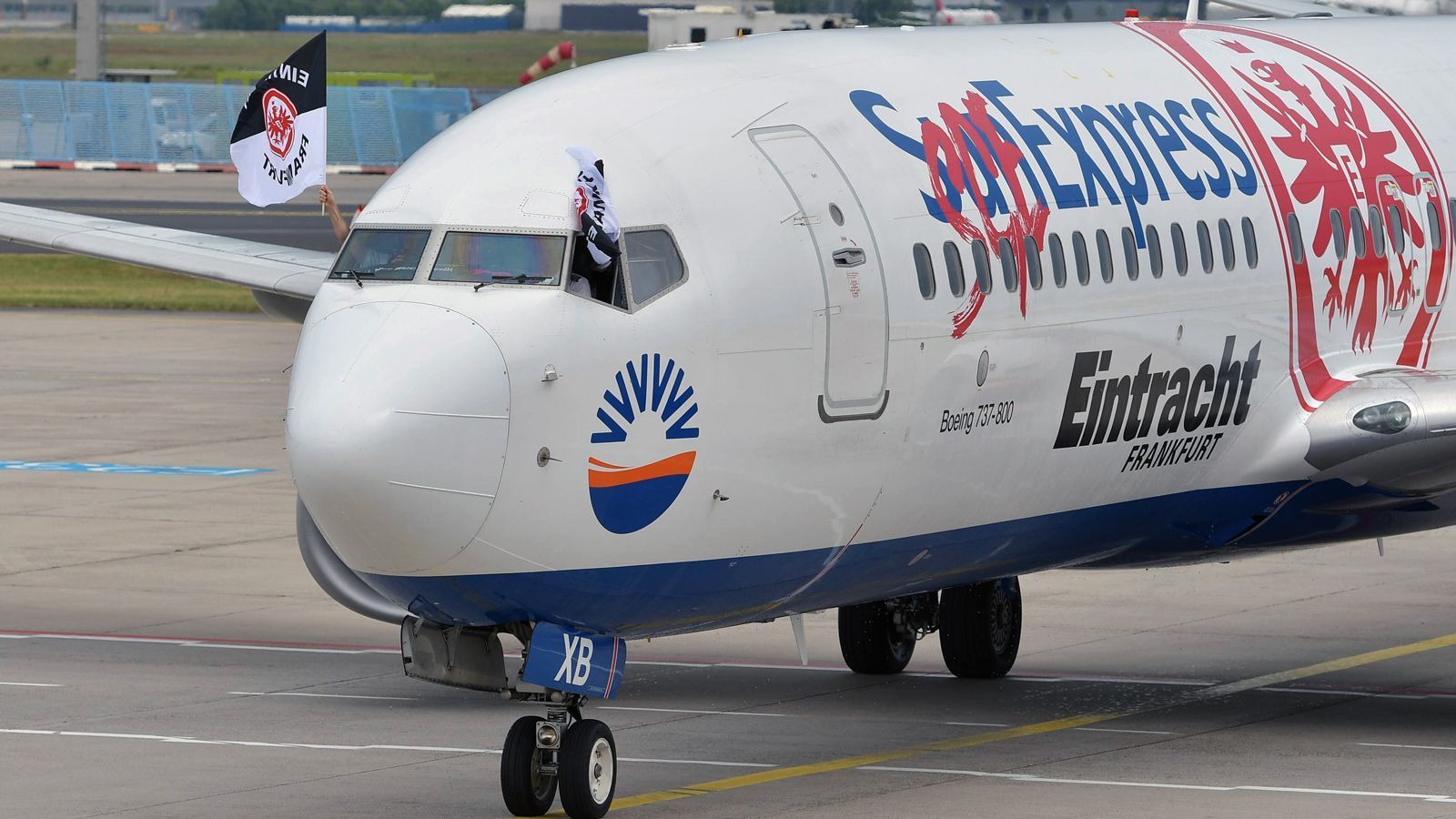 
                <strong>Empfang der Eintracht-Pokalhelden am Frankfurter Römer</strong><br>
                Um exakt 16.16 Uhr setzte der Sonderflieger mit dem Pokalsieger 2018, Eintracht Frankfurt, am Flughafen in Frankfurt auf. Einen Tag nach dem 3:1-Sieg im DFB-Pokalfinale gegen den FC Bayern München kehrte das Team in die Main-Metropole zurück, um den Triumph mit den Fans gebührend zu feiern. 
              