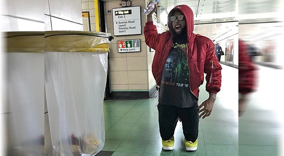 
                <strong>Odell Beckham Jr.</strong><br>
                Na, wer erkennt ihn? Richtig! Das ist Mini-OBJ! Der Wide Receiver hat sich für das Foto einen "kleinen" Spaß erlaubt. Doch auch im Mini-Format ist Odells Outfit "on fleek".
              
