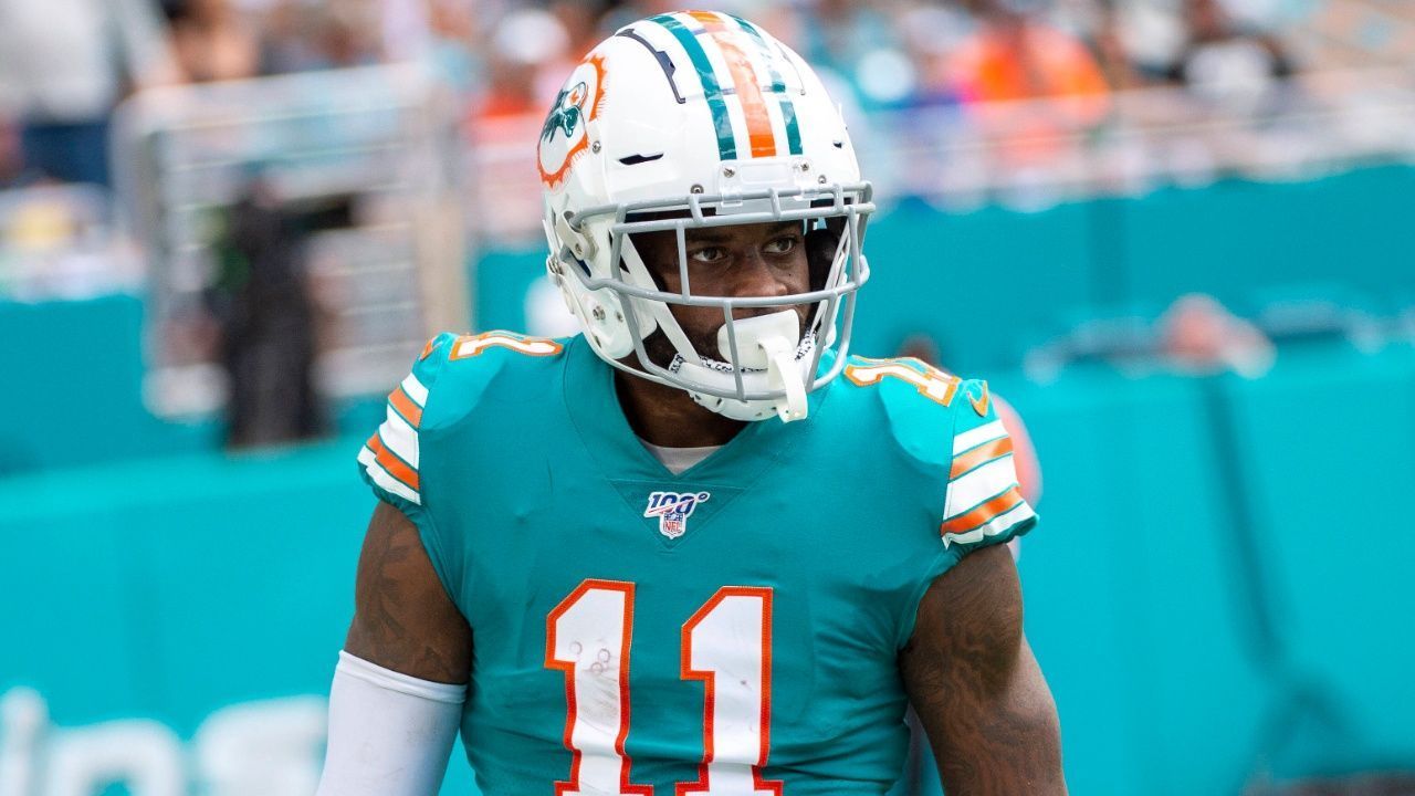 
                <strong>De'Vante Parker (Miami Dolphins) </strong><br>
                "Besser spät als nie", werden sich die Fans der Miami Dolphins denken, wenn der Name De'Vante Parker fällt. Die Dolphins wählten ihn im Draft 2015 mit dem 14. Pick aus. In den ersten vier Saisons kam Parker im Schnitt gerade mal auf 555 Yards und sammelte über den gesamten Zeitraum gerade mal neun Touchdowns. Dabei wurde er immer wieder von kleineren Verletzungen aufgehalten. Im vergangenen Jahr dann der Durchbruch. Mit Ryan Fitzpatrick als Quarterback verbuchte Parker 1202 Yards sowie neun Touchdowns. Genauso viel wie in seiner gesamtem Karriere zuvor. ran Einschätzung: Parker kam zu einem Team, das seit mehreren Jahren im Rebuild ist. Im vergangenen Jahr war er der erhoffte Nummer-1-Receiver. Doch diese Leistung muss er nun bestätigen. Erst dann hat sich der hohe Pick ausgezahlt. 
              