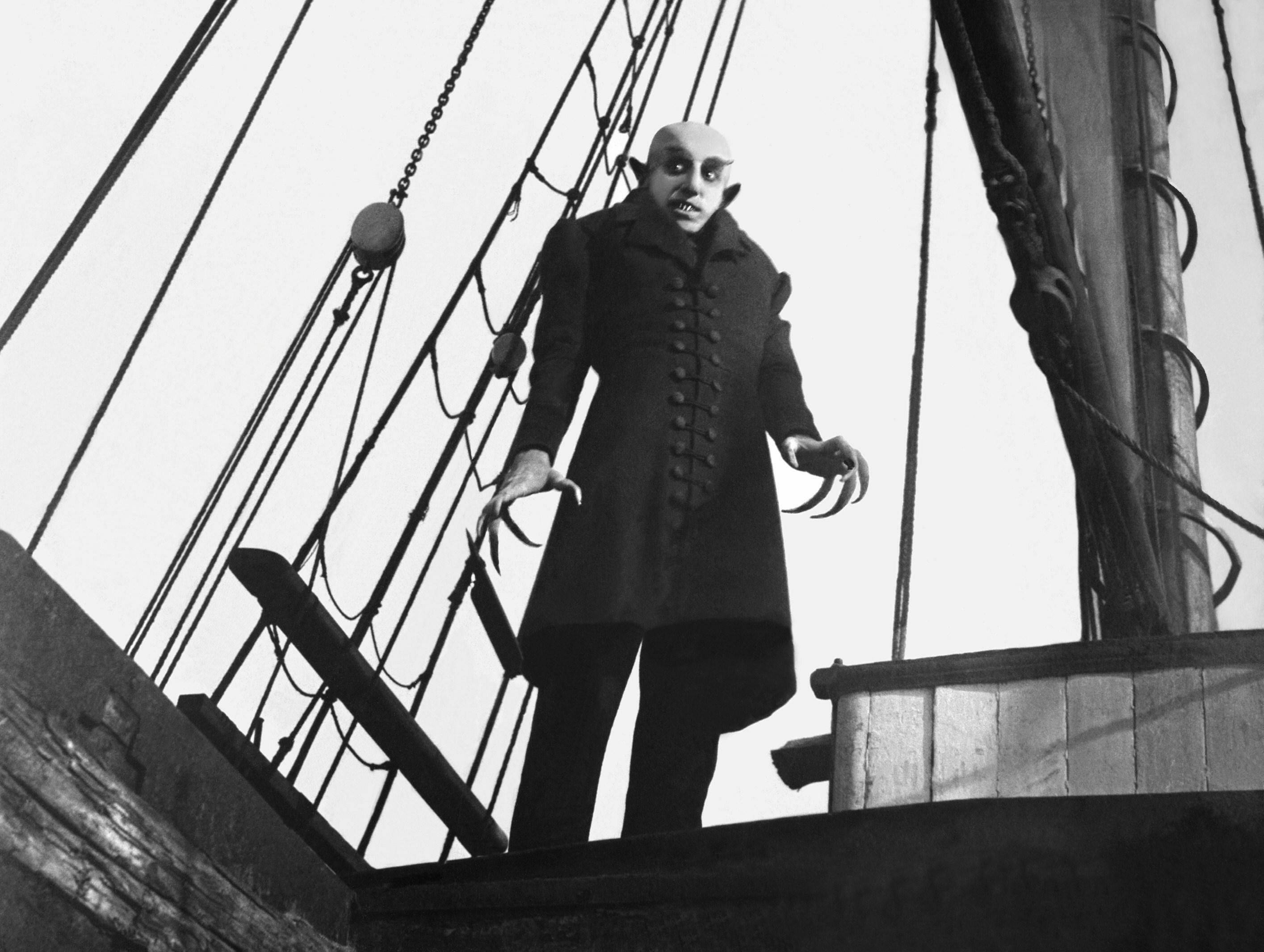 "Nosferatu - Eine Symphonie des Grauens" aus dem Jahr 1922 ist ein wegweisender Stummfilm des deutschen Expressionismus, der auf Bram Stokers Roman "Dracula" basiert. Der Film gilt durch seine expressionistische Ästhetik bis heute als eine ikonische Darstellung des Horror-Genres.
