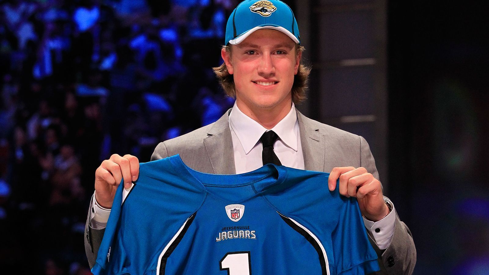 
                <strong>Jacksonville Jaguars - Blaine Gabbert</strong><br>
                "Ein Trade, der oft als einer der schlechtesten in der Geschichte der Jacksonville Jaguars angesehen wird, ist der Trade von Quarterback Blaine Gabbert im Jahr 2014. Die Jacksonville Jaguars hatten Blaine Gabbert als ihren Quarterback der Zukunft ausgewählt und große Hoffnungen in ihn gesetzt, als sie ihn in der ersten Runde des NFL Drafts 2011 wählten. Allerdings konnte Gabbert die Erwartungen nicht erfüllen und hatte während seiner Zeit bei den Jaguars mit Verletzungen und mangelnder Konstanz zu kämpfen. Im Jahr 2014 tradeten die Jaguars Gabbert an die San Francisco 49ers für einen Sechstrunden-Draftpick. Der Trade wurde von vielen als schlecht angesehen, da die Jaguars für Gabbert einen niedrigen Gegenwert erhielten, der nicht im Verhältnis zum Erstrundenpick, den sie einst für ihn verwendet hatten, stand. Gabbert konnte bei den 49ers ebenfalls nicht seine Leistung steigern und hatte weiterhin Schwierigkeiten, sich als erfolgreicher Starter zu etablieren. Der Trade von Blaine Gabbert wurde von Fans und Analysten als ein Fehlschlag für die Jaguars betrachtet, da sie wertvolle Ressourcen für einen Spieler aufgegeben haben, der nicht den erwarteten Beitrag leistete."
              