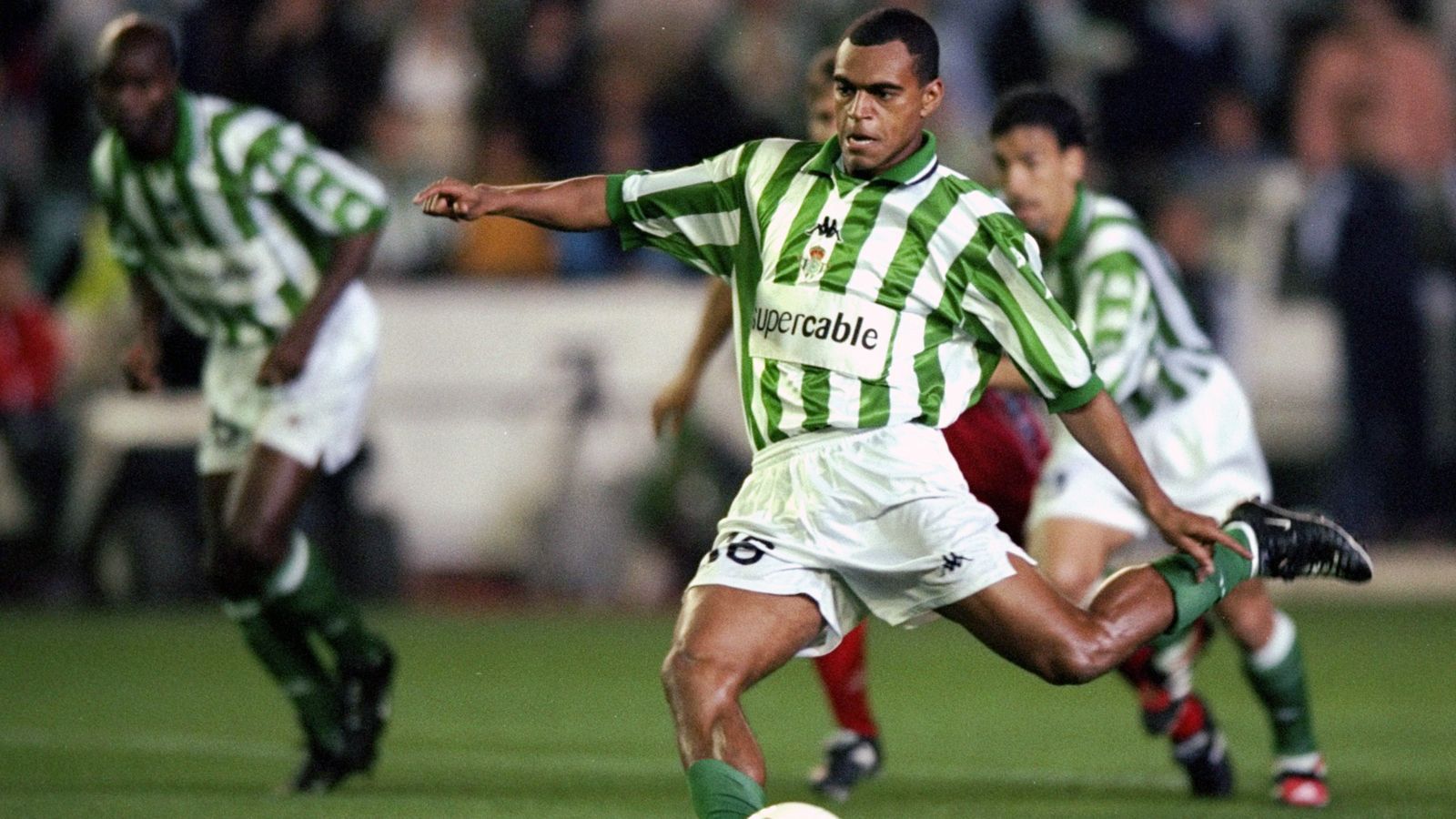 
                <strong>1998: Denilson</strong><br>
                &#x2022; Ablösesumme: 31,5 Millionen Euro<br>&#x2022; Aufnehmender Verein: Real Betis<br>&#x2022; Abgebender Verein: FC Sao Paulo<br>
              