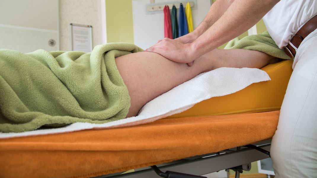 Manuelle Therapie:  Durch Druck und Massagen wird das Lymphsystem angeregt, und die Lymphe im Fluss gehalten. Diese Lymphdrainage schützt vor Ansammlungen der Flüssigkeit zwischen den Zellen, also vor Ödemen. Die spezielle Massage wird unter anderem von Physiotherapeut:innen angeboten.&nbsp;