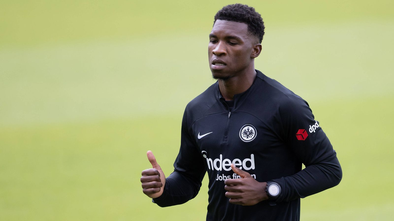
                <strong>Aurelio Buta (Eintracht Frankfurt)</strong><br>
                Frankfurts Aurelio Buta leidet noch an den Folgen einer Knieverletzung. "Er ist noch länger verletzt, es gab Komplikationen bei seiner Knie-OP", sagte Trainer Oliver Glasner schon zum Trainingsauftakt. Damit wird der Neuzugang von Royal Antwerpen dem amtierenden Europa-League-Sieger auf absehbare Zeit noch nicht zur Verfügung stehen. Glasner geht von einem Ausfall des Rechtsverteidigers bis mindestens September aus. 
              