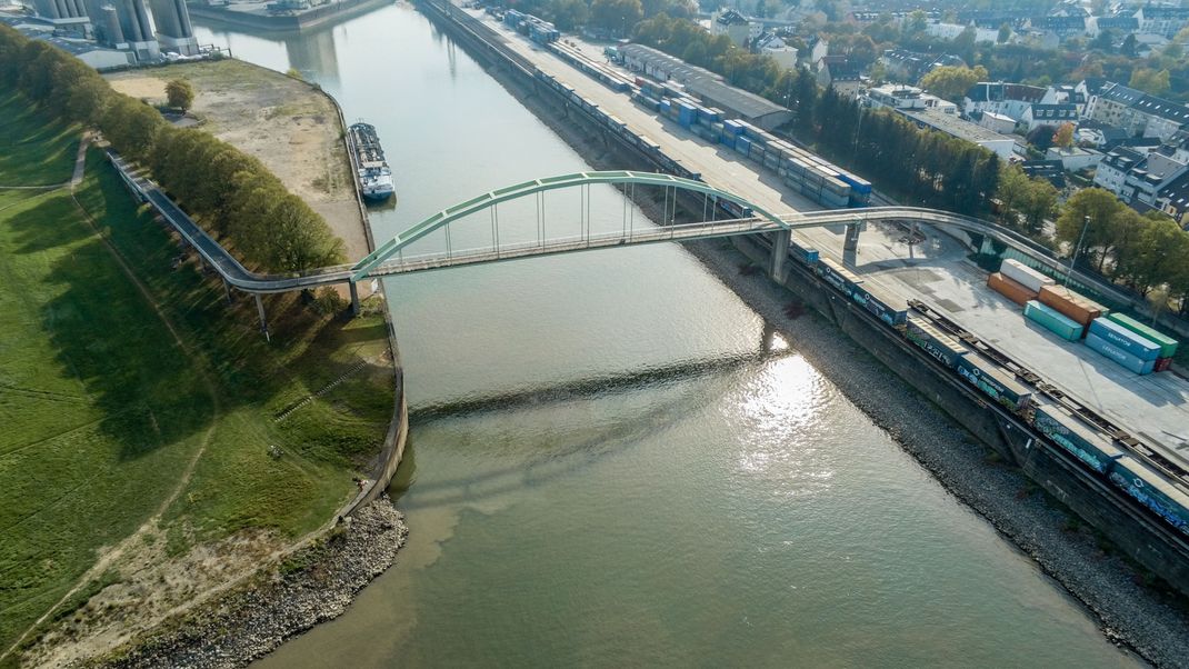 Die Fuß- und Radwegebrücke am Niehler Hafen in Köln ist derzeit gesperrt - sie wurde Opfer einer Kollision mit einem Schiff. 