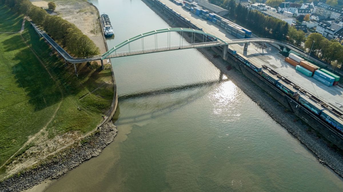 Brücke am Niehler Hafen in Köln durch Schiffsaufprall schwer beschädigt