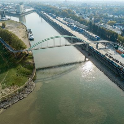 Brücke am Niehler Hafen in Köln durch Schiffsaufprall schwer beschädigt