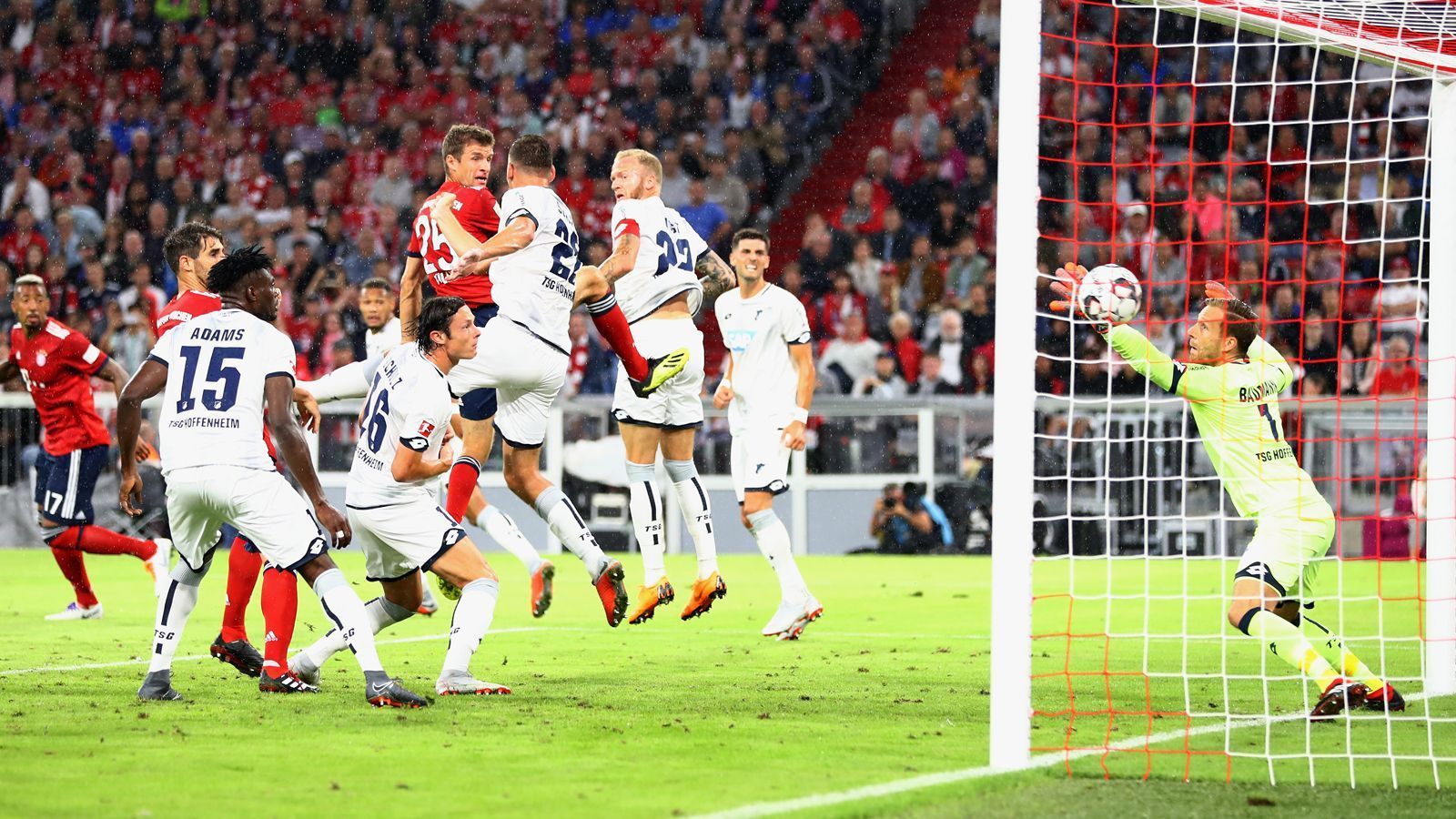 
                <strong>Thomas Müller (FC Bayern München)</strong><br>
                Beweglich, überall auf dem Feld zu finden, Torschütze nach der Ecke von Kimmich in der 23. Minute, als er sich im Torraum durchsetzt. Bereitet zusätzlich das 3:1 sehenswert vor. Wirkt nach dem verkorksten WM-Sommer wieder wie der alte Thomas Müller. ran-Note: 1
              